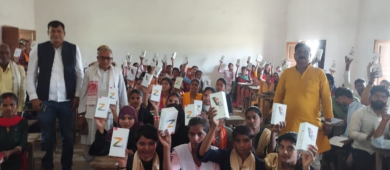 देवकली क्षेत्र के सियावां मे स्मार्ट फोन के छात्र-छात्राएं और नायब तहसीलदार आशीष सिंह।संवाद देवकली क्षेत्र के सियावां मे स्मार्ट फोन के छात्र-छात्राएं और नायब तहसीलदार आशीष सिंह।संवाद