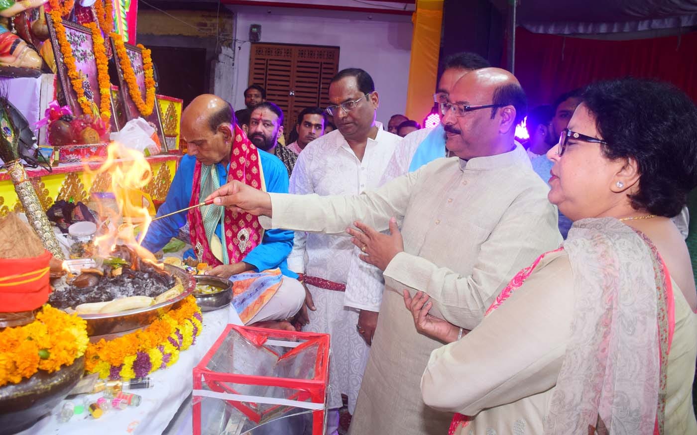 उझानी में श्याम जयंती महोत्सव में जगराता शुरू होने पर दीप जलाते पूर्व राज्यमंत्री विमलकृष्ण अग् उझानी में श्याम जयंती महोत्सव में जगराता शुरू होने पर दीप जलाते पूर्व राज्यमंत्री विमलकृष्ण अग्