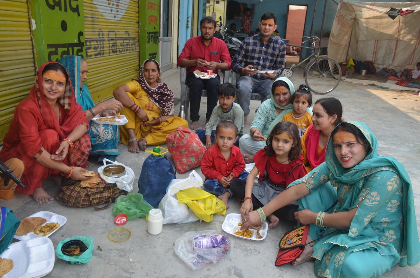 वंगा स्नान के बाद जमीन पर बैठकर घर से लाए भोजन का आनंद उठाते शामली के कैराना के श्रद्धालु। वंगा स्नान के बाद जमीन पर बैठकर घर से लाए भोजन का आनंद उठाते शामली के कैराना के श्रद्धालु।
