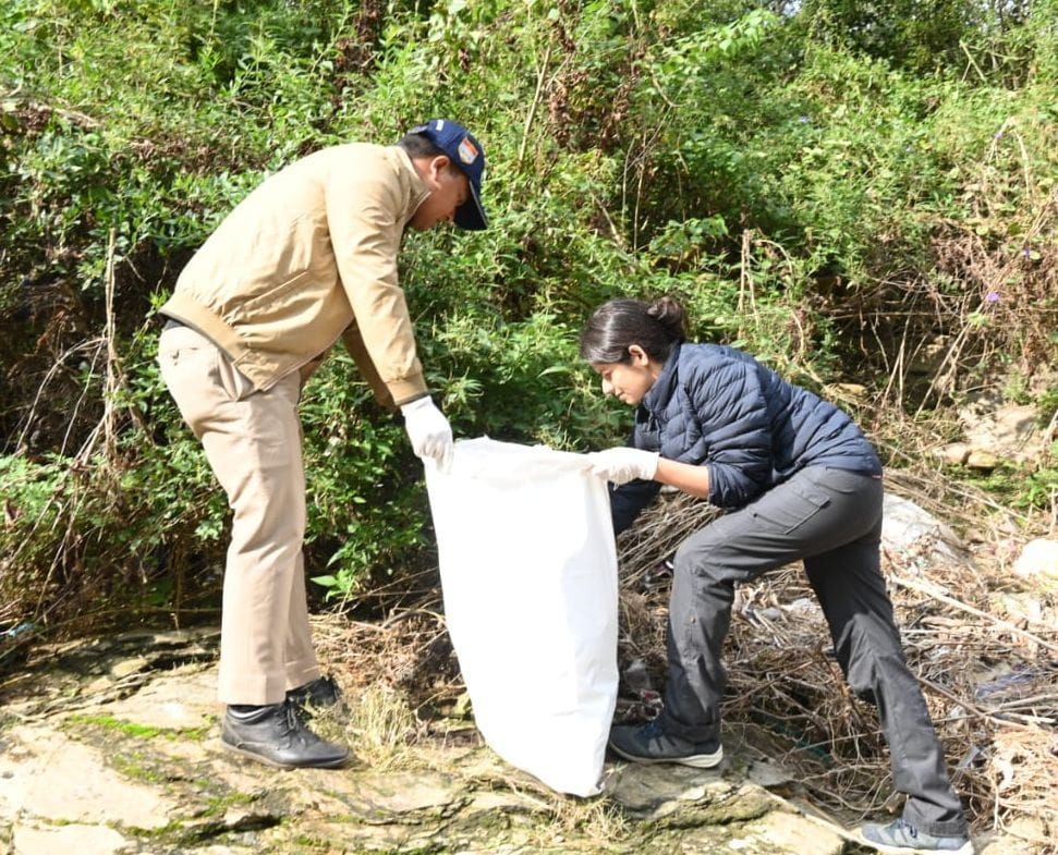 अल्मोड़ा के कोसी नदी में एक दिवसीय वृहद स्वच्छता अभियान में कोसी नदी साफ करती डीएम वंदना सिंह ।सं