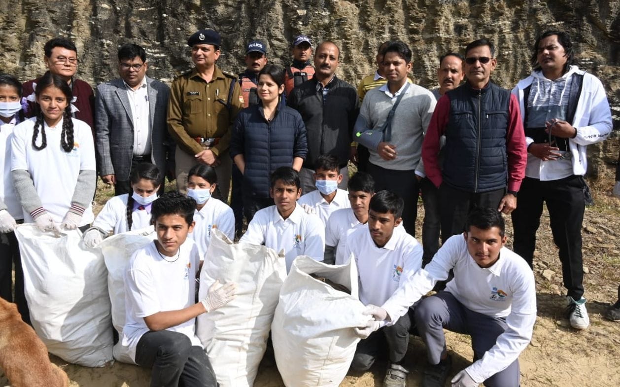 अल्मोड़ा के कोसी नदी में एक दिवसीय वृहद स्वच्छता अभियान में मौजूद  डीएम वंदना सिंह व नगरपालिका अध