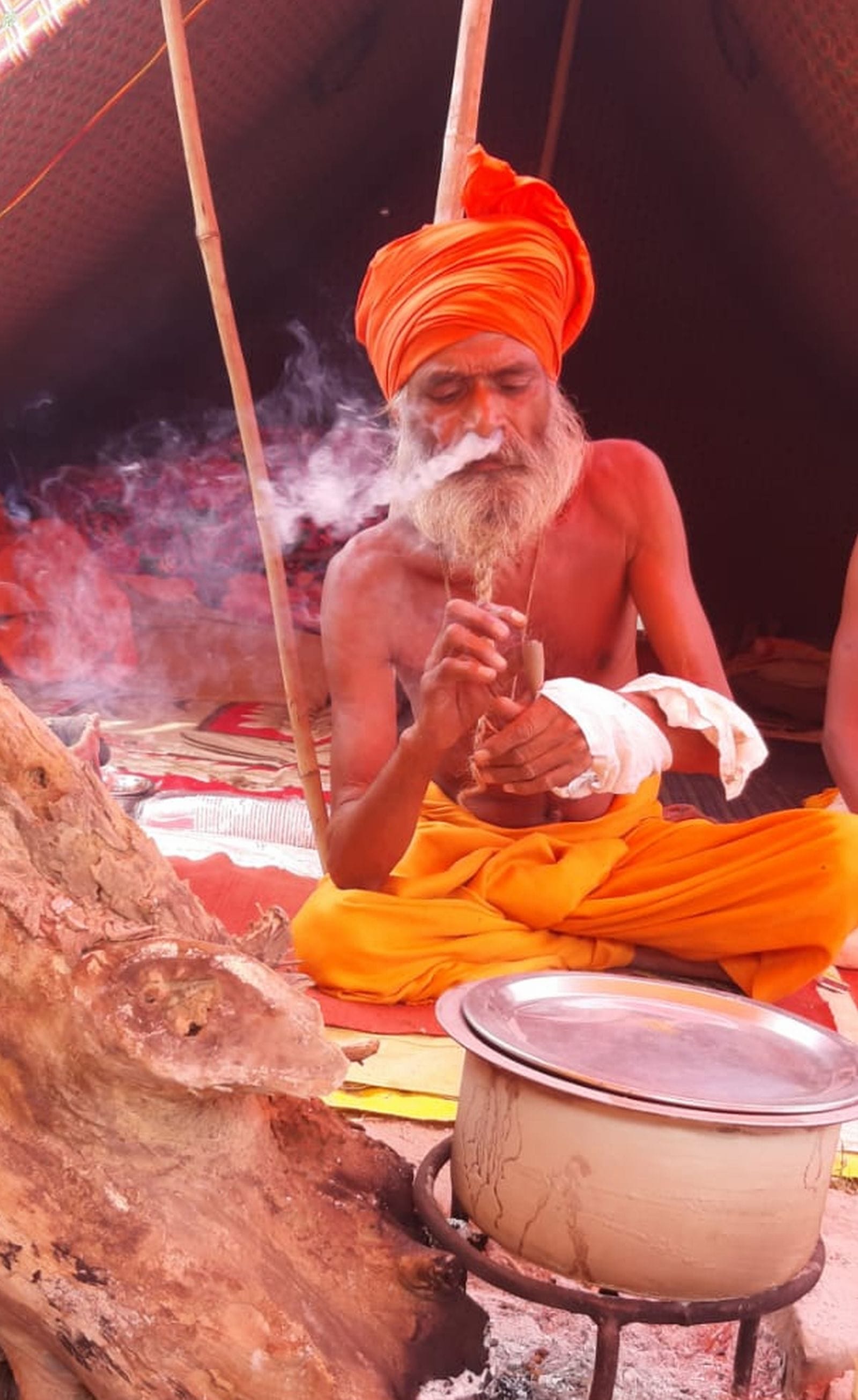 अपने टेंट में चिलम फूंकते तंगौर (हरियाणा) से आए प्रमोद गिरी महाराज। संवाद अपने टेंट में चिलम फूंकते तंगौर (हरियाणा) से आए प्रमोद गिरी महाराज। संवाद