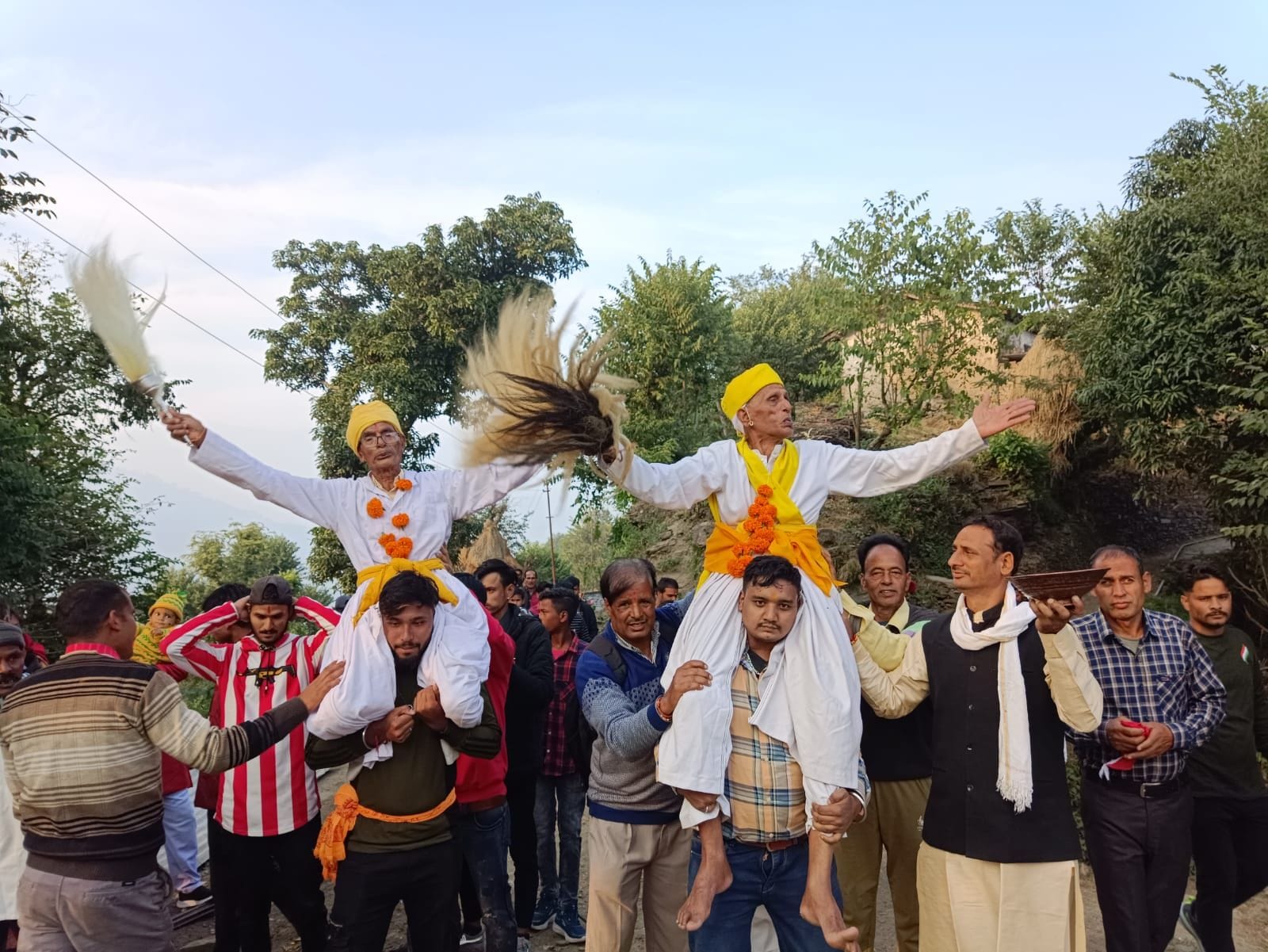 भारत नेपाल सीमा में नगरूघाट में लगने वाले मेले में बगोटी गांव से देव डांगरों को कंधों में बैठाकर ? भारत नेपाल सीमा में नगरूघाट में लगने वाले मेले में बगोटी गांव से देव डांगरों को कंधों में बैठाकर ?