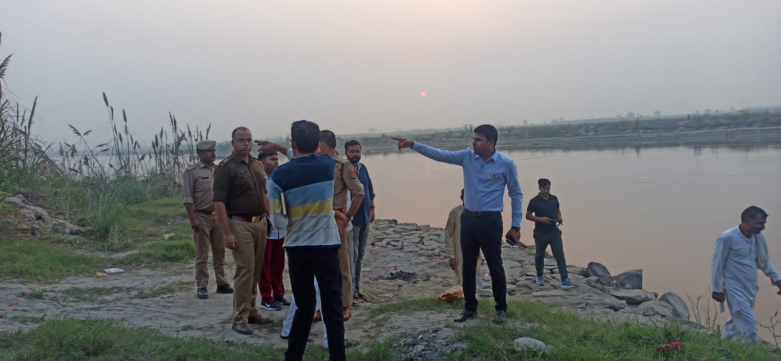 छपरौली में यमुना घाट का निरीक्षण करते प्रशासनिक अधिकारी