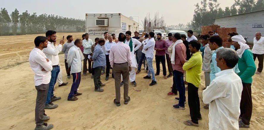 जटनगला में रेलवे ट्रैक पर मुआवजे की मांग को लेकर दोबारा कार्य बंद कराते किसान जटनगला में रेलवे ट्रैक पर मुआवजे की मांग को लेकर दोबारा कार्य बंद कराते किसान