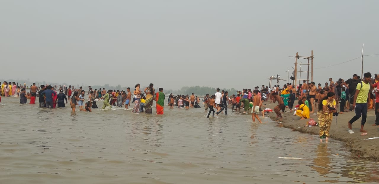 मेला ककोड़ा में गंगा स्नान करते श्रद्धालु। संवाद मेला ककोड़ा में गंगा स्नान करते श्रद्धालु। संवाद