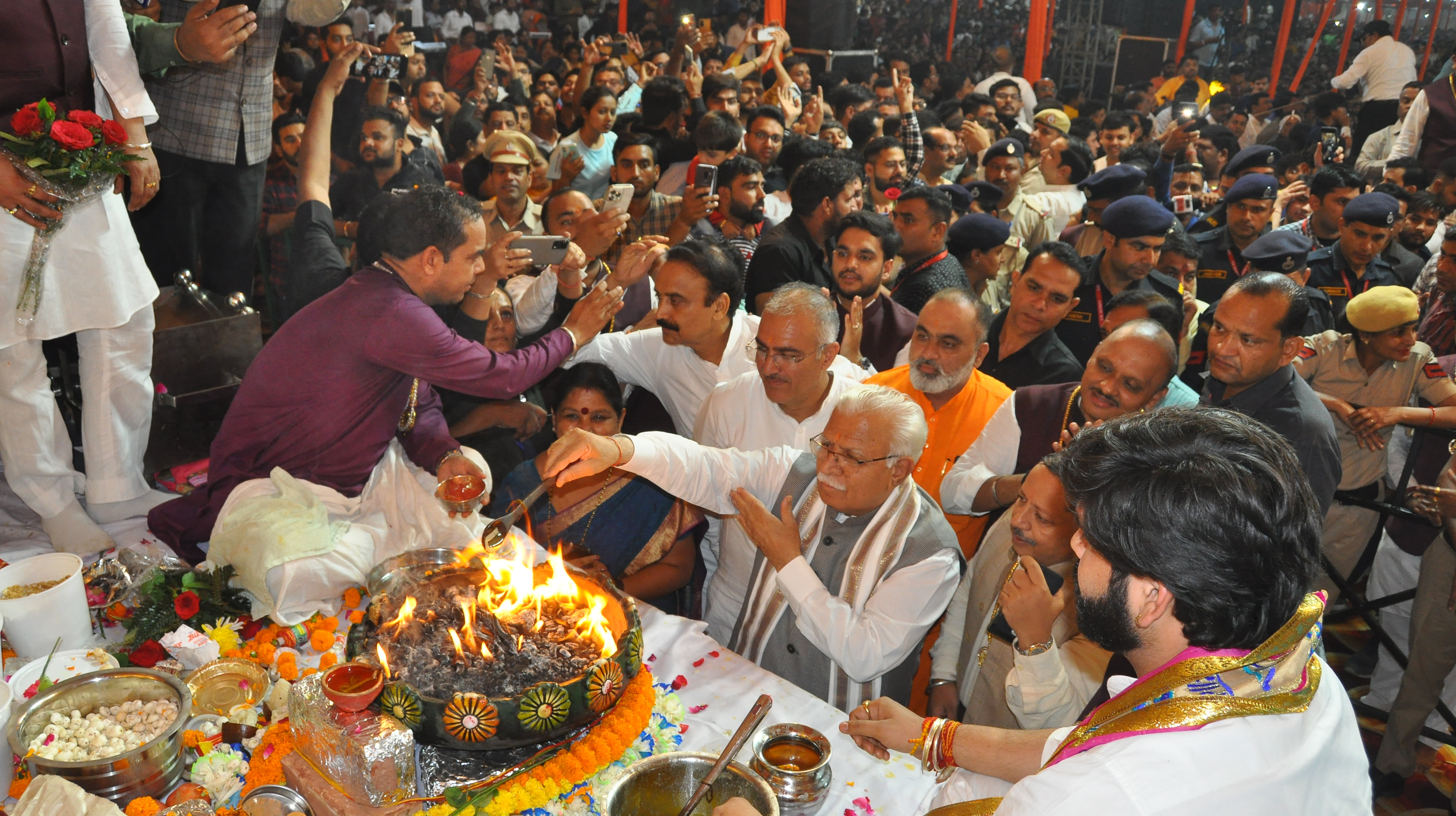 श्री खाटू श्याम बाबा के कीर्तन में माथा टेकते सीएम मनोहर लाल। संवाद