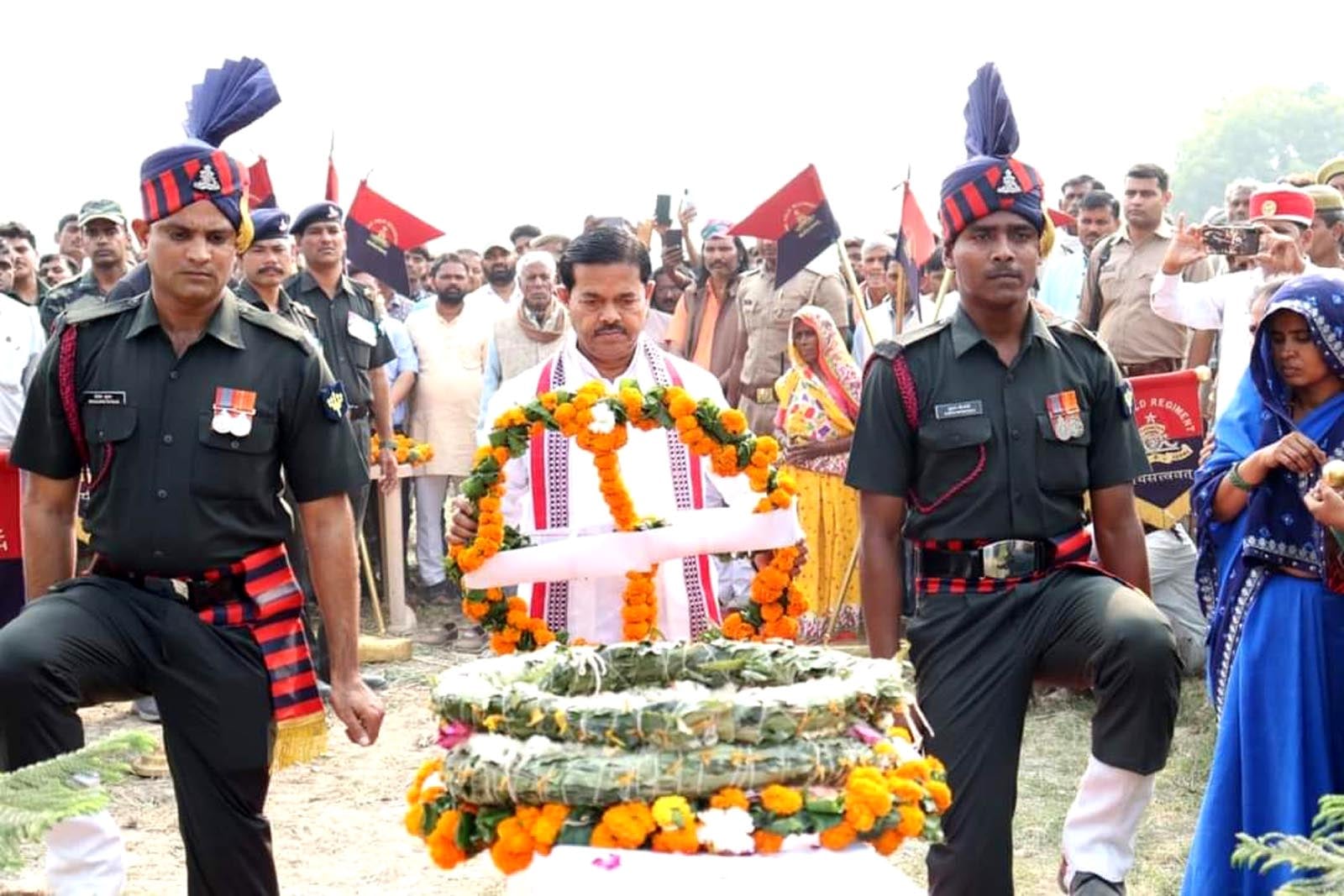 शव पर पुष्पचक्र अर्पित करते केंद्रीय राज्यमंत्री बीएल वर्मा। संवाद शव पर पुष्पचक्र अर्पित करते केंद्रीय राज्यमंत्री बीएल वर्मा। संवाद