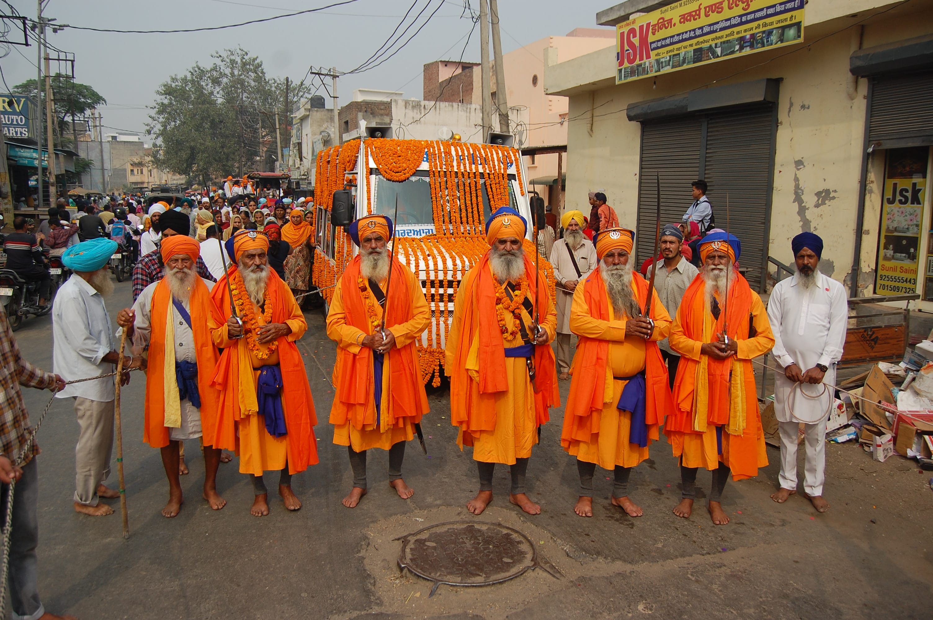 2ु3-कैथल। गुरु नानक देव जी के प्रकाश पर्व पर निकाले गए नगर कीर्तन की अगुवाई करते पंच प्यारे 2ु3-कैथल। गुरु नानक देव जी के प्रकाश पर्व पर निकाले गए नगर कीर्तन की अगुवाई करते पंच प्यारे