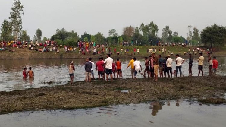 UP News : बाराबंकी में सुमली नदी में पलटी नाव, 25 लोग थे सवार, दो बच्चों समेत तीन की मौत