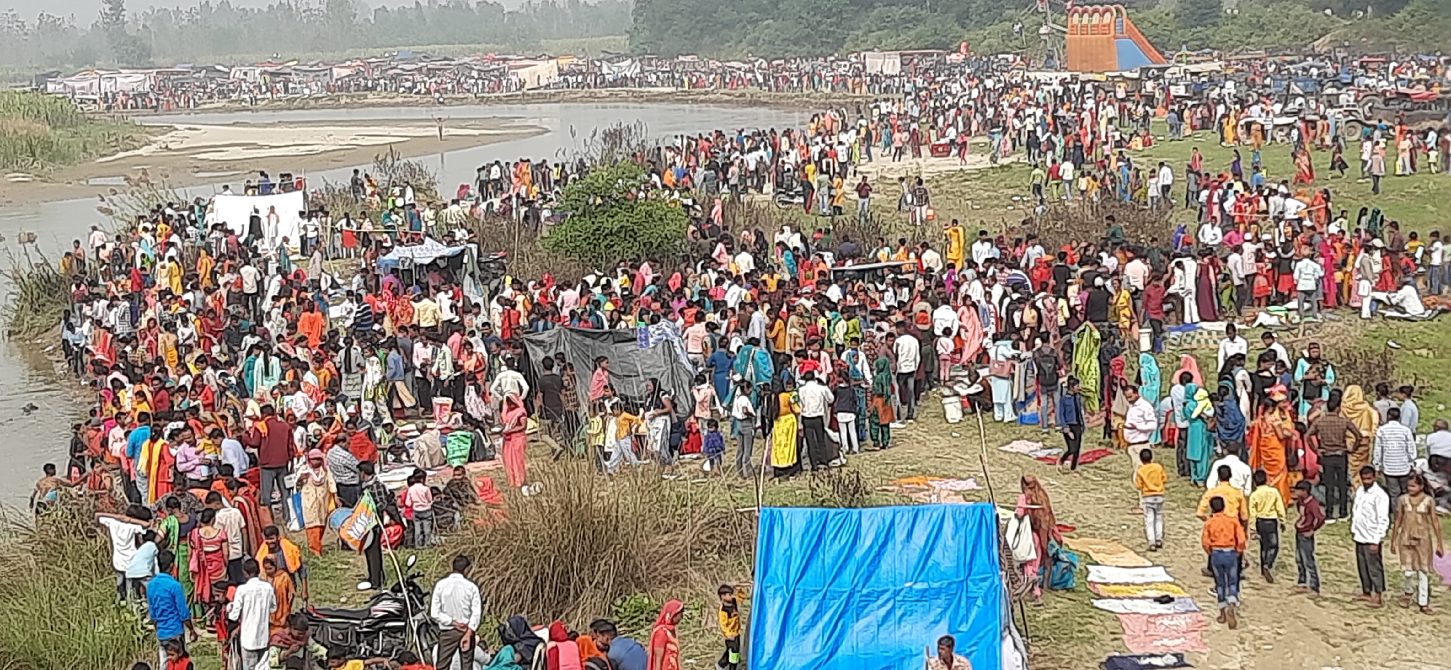 अफजलगढ़ के गांव भुतपुरी में कार्तिक पूर्णिमा के मौके पर घाट पर लगी श्रृद्धालुओं की भीड़। अफजलगढ़ के गांव भुतपुरी में कार्तिक पूर्णिमा के मौके पर घाट पर लगी श्रृद्धालुओं की भीड़।