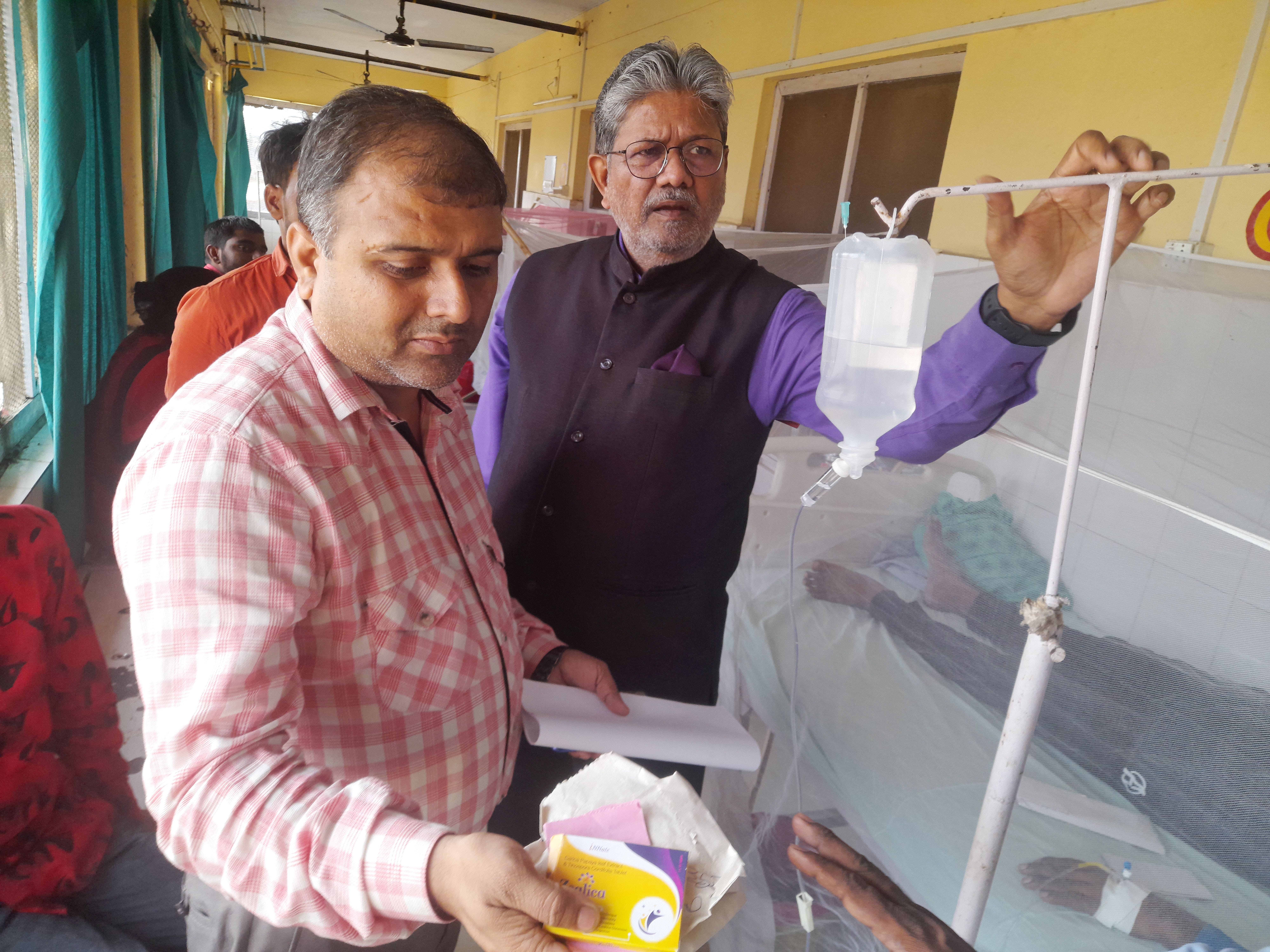 गोंडा के जिला अस्पताल में डेंगू मरीज को लिखी गई बाहर की दवाओं को देखते डॉ. कुलदीप पांडेय। -संवाद गोंडा के जिला अस्पताल में डेंगू मरीज को लिखी गई बाहर की दवाओं को देखते डॉ. कुलदीप पांडेय। -संवाद