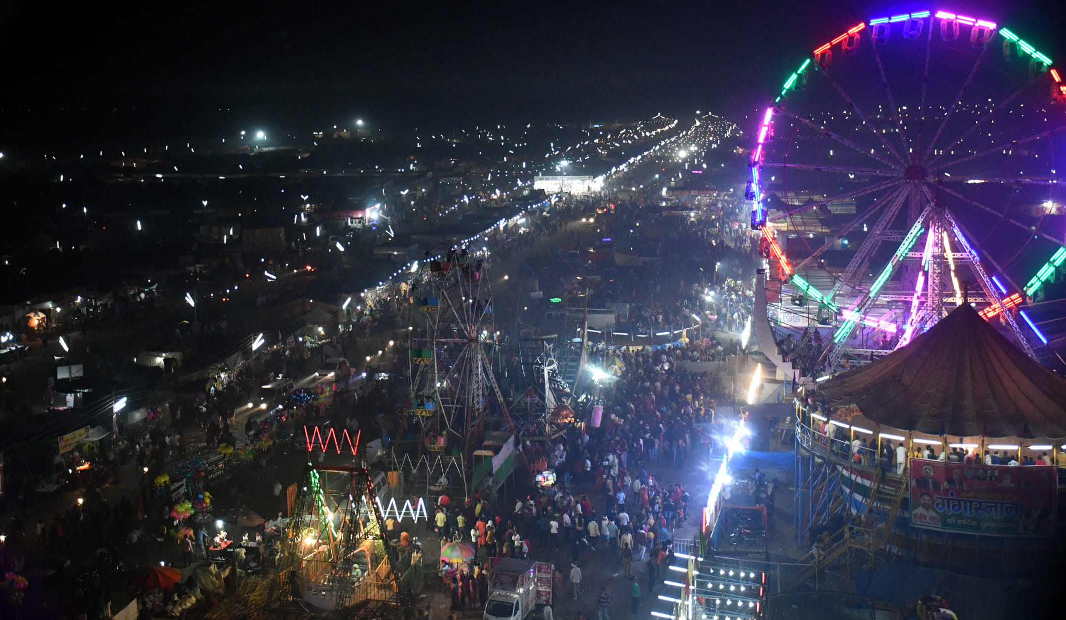 गढ़ खादर मेले में रात्रि का नजारा। रंग बिरेंगी लाइट लगने से जगमगा रहा कार्तिक पूर्णिमा मेला। प्र? गढ़ खादर मेले में रात्रि का नजारा। रंग बिरेंगी लाइट लगने से जगमगा रहा कार्तिक पूर्णिमा मेला। प्र?