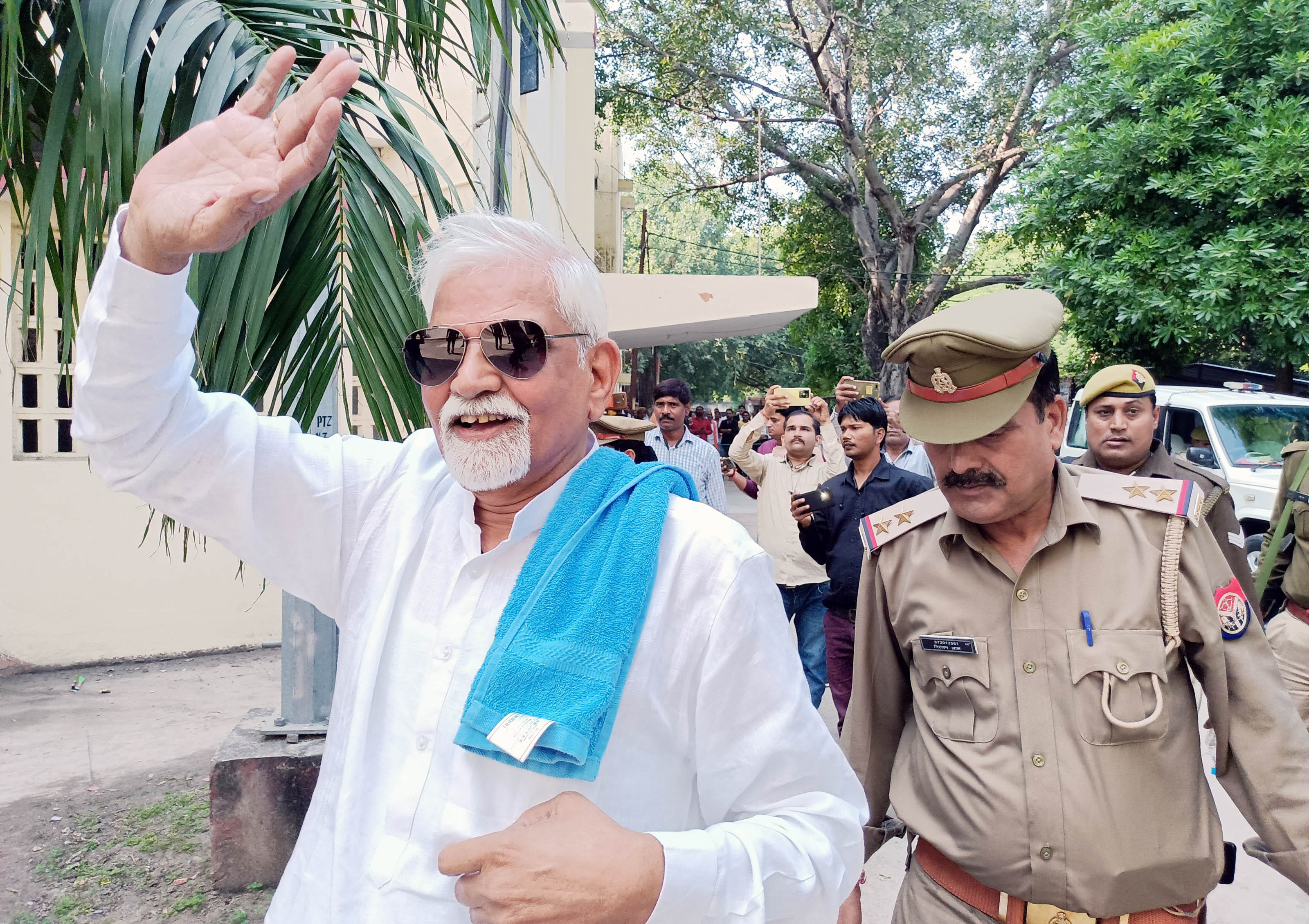जजी परिसर में लोगों का अभिवादन करता सजायाफ्ता पूर्व सांसद अशोक सिंह चंदेल। संवाद जजी परिसर में लोगों का अभिवादन करता सजायाफ्ता पूर्व सांसद अशोक सिंह चंदेल। संवाद