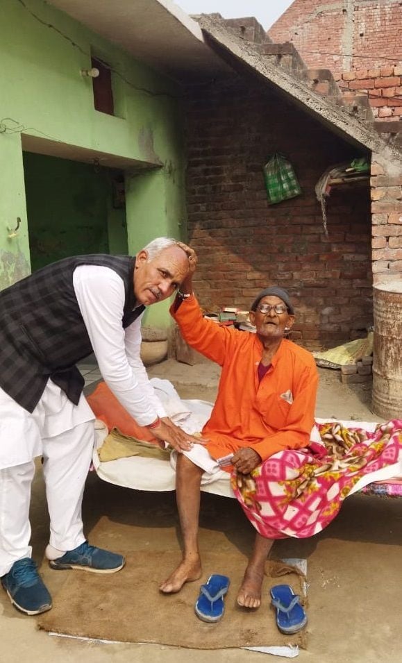 जिला परिषद के वार्ड 15 में नलवी पार गांव में बुजुर्ग मतदाता के पैर छूकर सिर पर आशीर्वाद का हाथ रखवा?