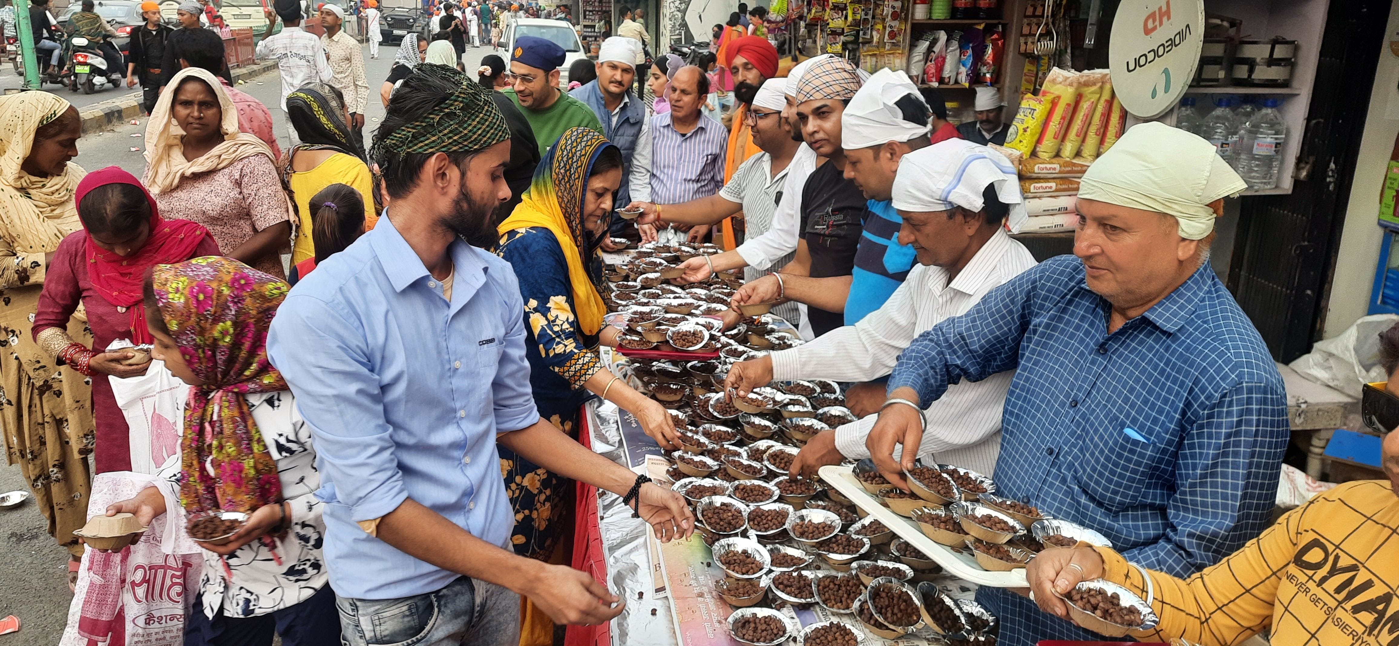 किच्छा की बलवंत कालोनी गेट पर प्रसाद वितरण करते दुकानदार। किच्छा की बलवंत कालोनी गेट पर प्रसाद वितरण करते दुकानदार।