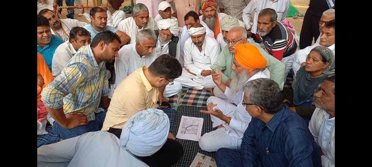 लघु सचिवालय के सामने धरनास्थल पर अधिकारी व ग्रामीणों के साथ बातचीत करते भारतीय किसान यूनियन के न? लघु सचिवालय के सामने धरनास्थल पर अधिकारी व ग्रामीणों के साथ बातचीत करते भारतीय किसान यूनियन के न?