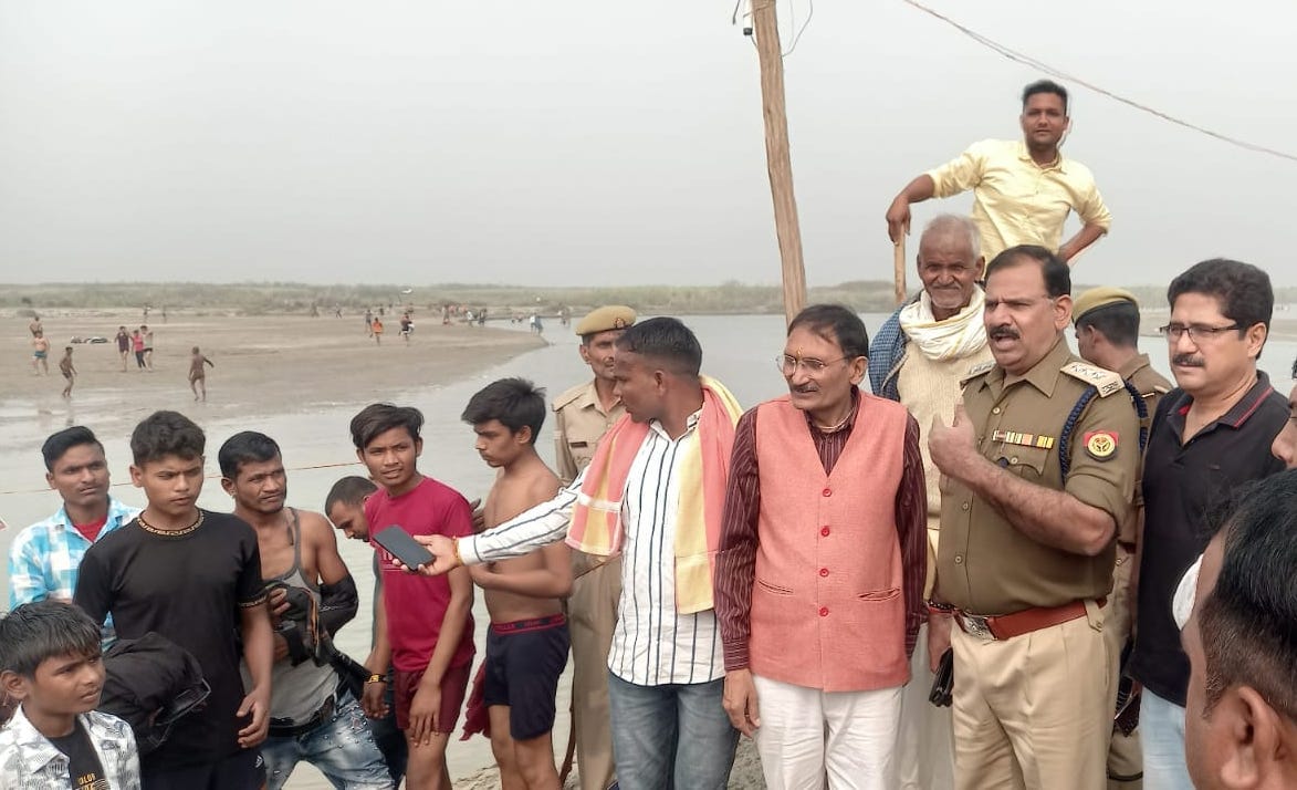 नांगलसोती के गंगाघाट पर सुरक्षा व्यवस्थाओं का जायजा लेते एसडीएम और सीओ।