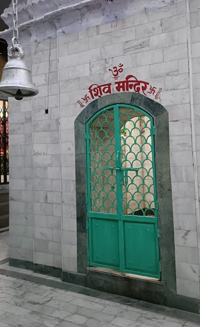 नगीना में चंद्र ग्रहण के दौरान बंद मंदिर मुक्तेश्वर नाथ के कपाट। नगीना में चंद्र ग्रहण के दौरान बंद मंदिर मुक्तेश्वर नाथ के कपाट।