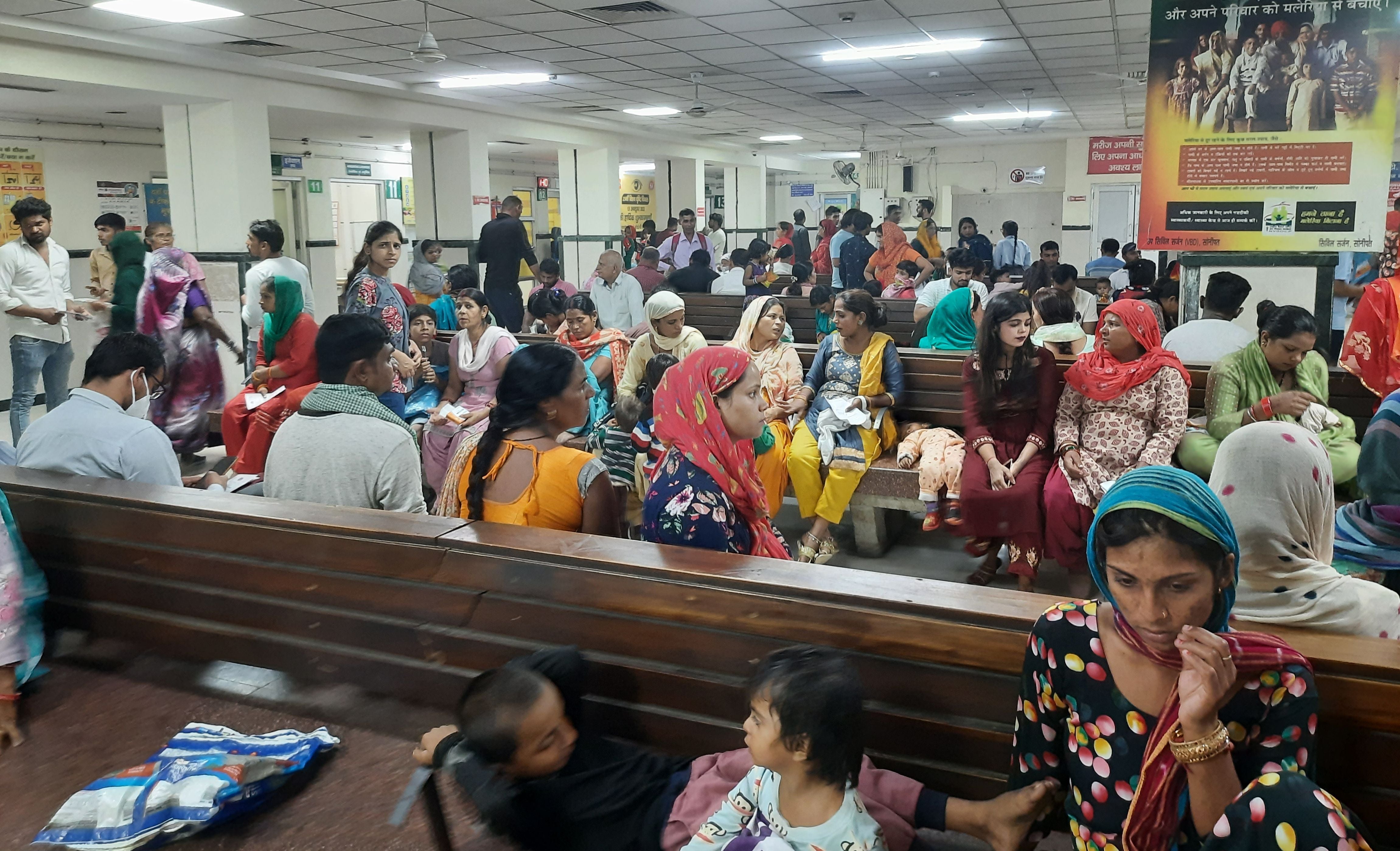 नागरिक अस्पताल में उपचार कराने के इंतजार में बैठे मरीज। संवाद नागरिक अस्पताल में उपचार कराने के इंतजार में बैठे मरीज। संवाद