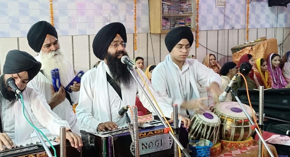 नजीबाबाद के गुरुद्वारे में शबद कीर्तन प्रस्तुत करता रागी जत्था।