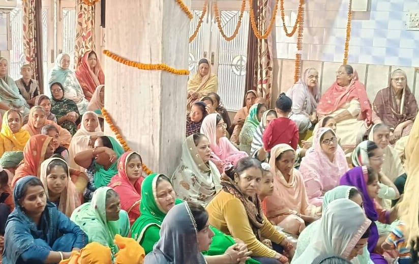 नजीबाबाद में प्रकाश पर्व पर गुरुद्वारे में उपस्थित श्रद्धालु महिलाएं।