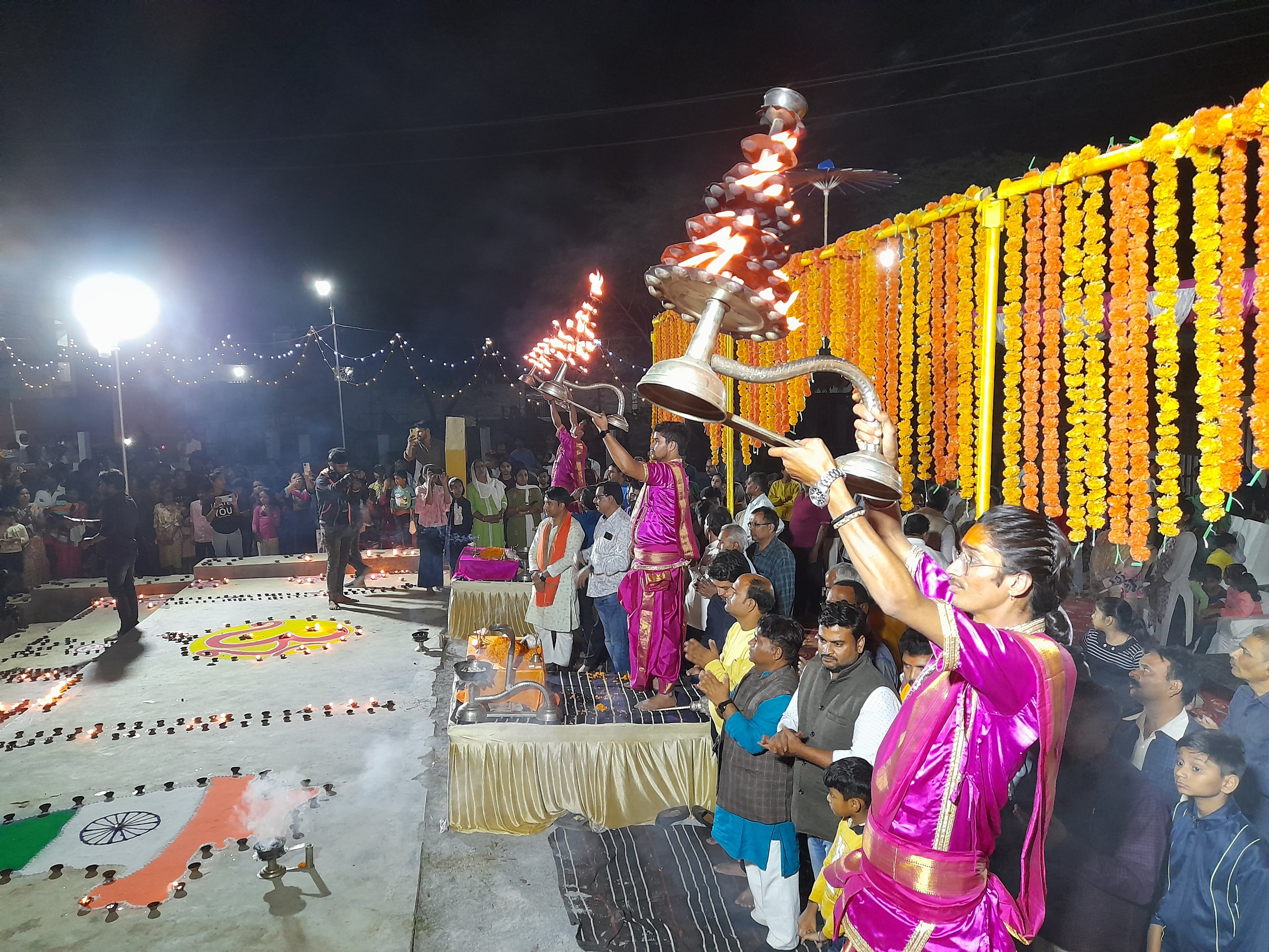 राबर्ट्सगंज अकड़हवा तालाब पर देव दीपावली पर भव्य गंगा आरती करते भक्त। राबर्ट्सगंज अकड़हवा तालाब पर देव दीपावली पर भव्य गंगा आरती करते भक्त।