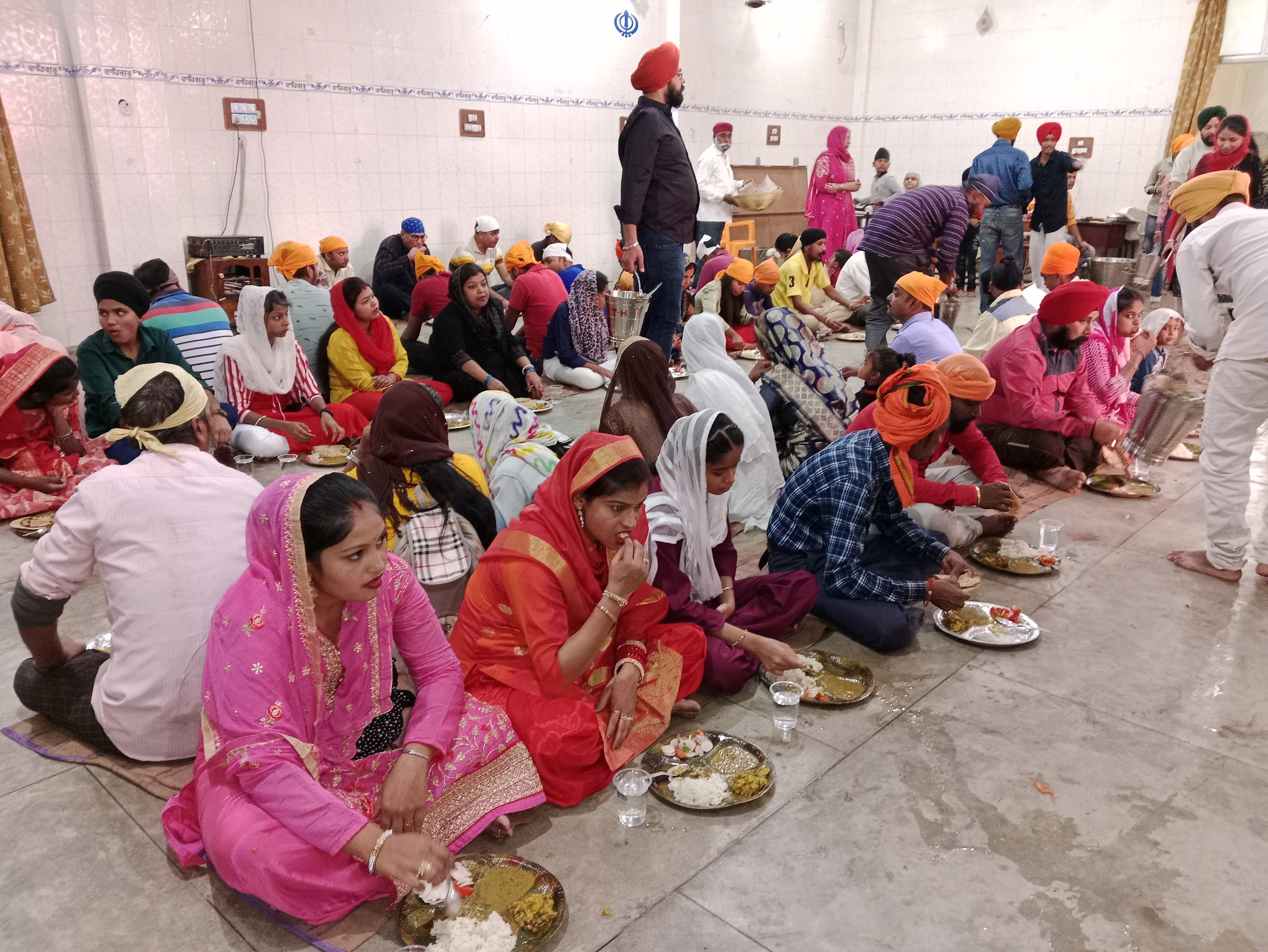 राबर्ट्सगंज गुरु सिंह सभा में गुरुनाकक देव के प्रकाश उत्सव पर प्रसाद ग्रहण करते लोग। राबर्ट्सगंज गुरु सिंह सभा में गुरुनाकक देव के प्रकाश उत्सव पर प्रसाद ग्रहण करते लोग।