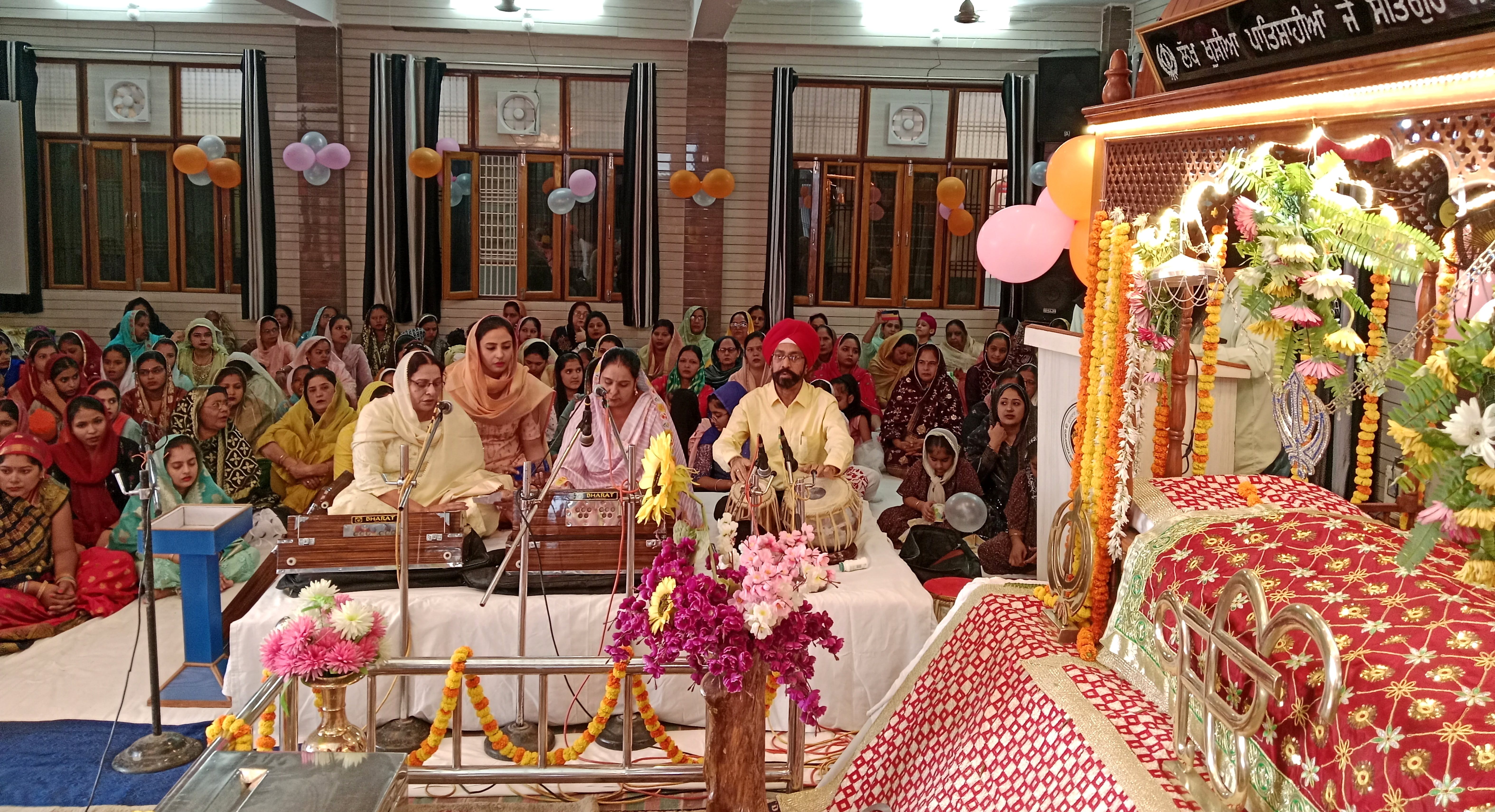 राबर्ट्सगंज गुरु सिंह सभा में गुरुनाकक देव के प्रकाश उत्सव पर शबद कीर्तन करते रागी जत्था।संवाद राबर्ट्सगंज गुरु सिंह सभा में गुरुनाकक देव के प्रकाश उत्सव पर शबद कीर्तन करते रागी जत्था।संवाद