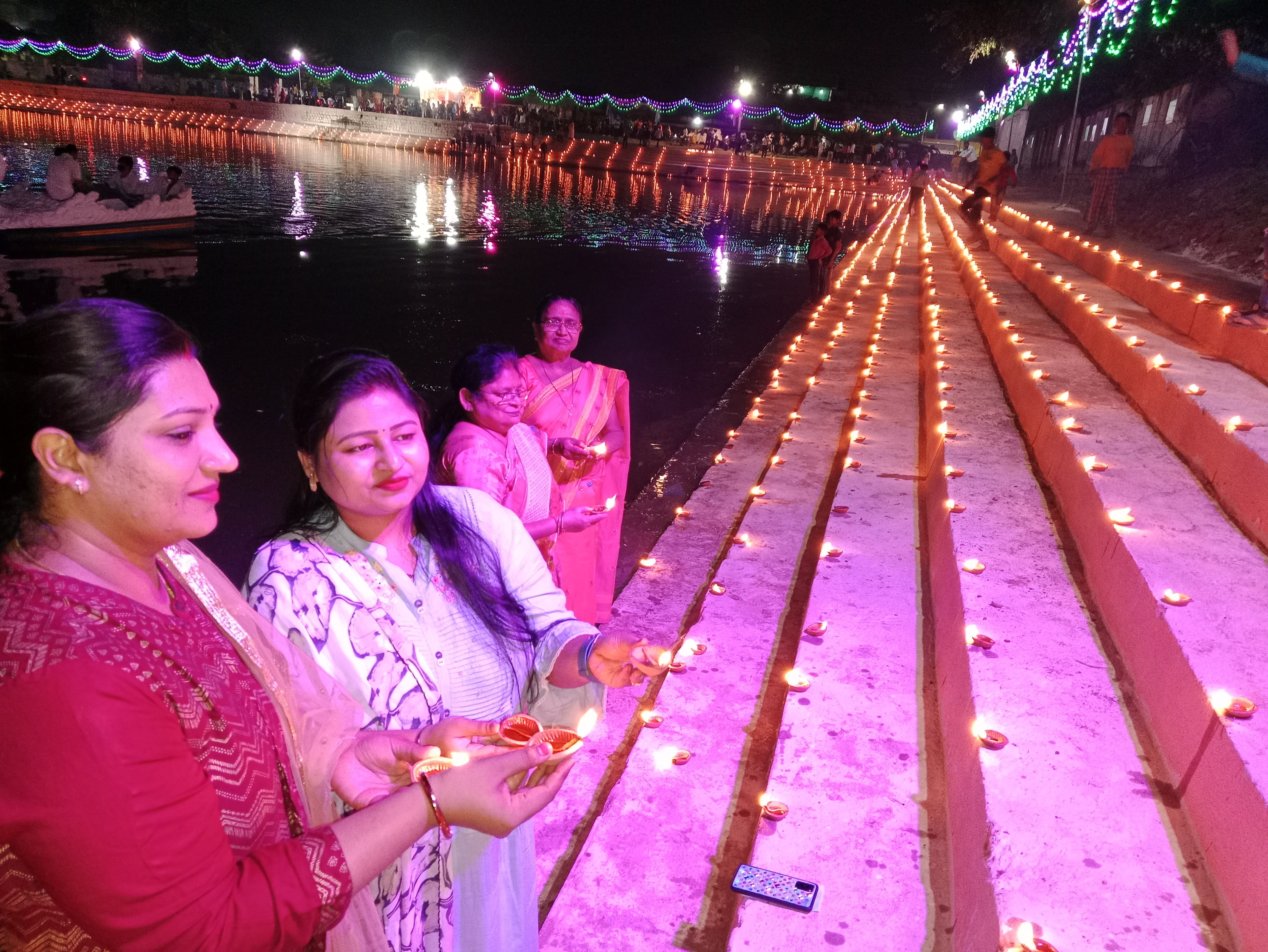 राबर्ट्सगंज रामसरोवर तालाब पर देव दीपावली पर दीपदान करती महिलाएं।संवाद राबर्ट्सगंज रामसरोवर तालाब पर देव दीपावली पर दीपदान करती महिलाएं।संवाद