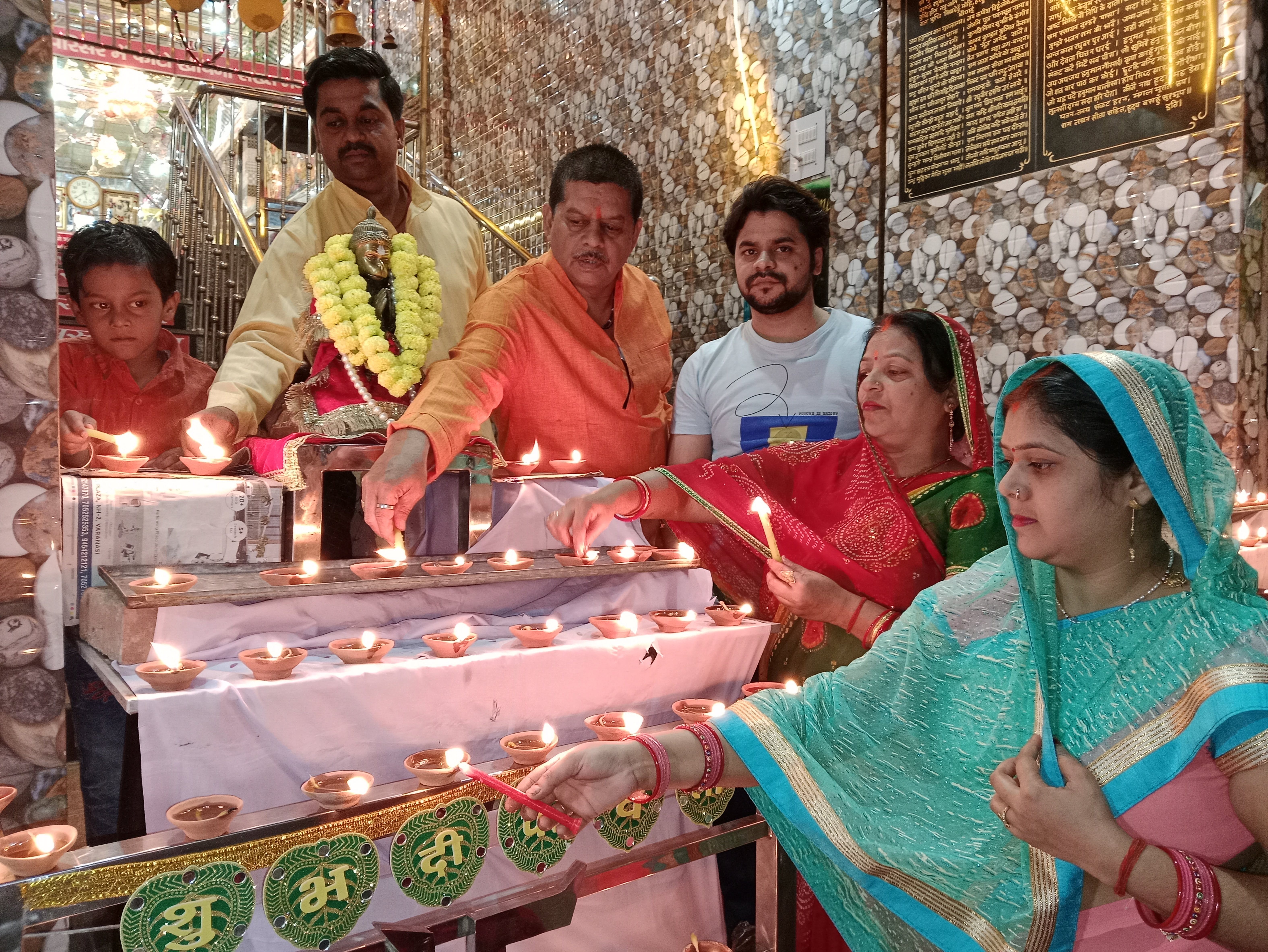 राबर्ट्सगंज संकट हरण सिद्ध हनुमान मंदिर में देव दीपावली पर दीपदान करते श्रद्धालु। संवाद राबर्ट्सगंज संकट हरण सिद्ध हनुमान मंदिर में देव दीपावली पर दीपदान करते श्रद्धालु। संवाद