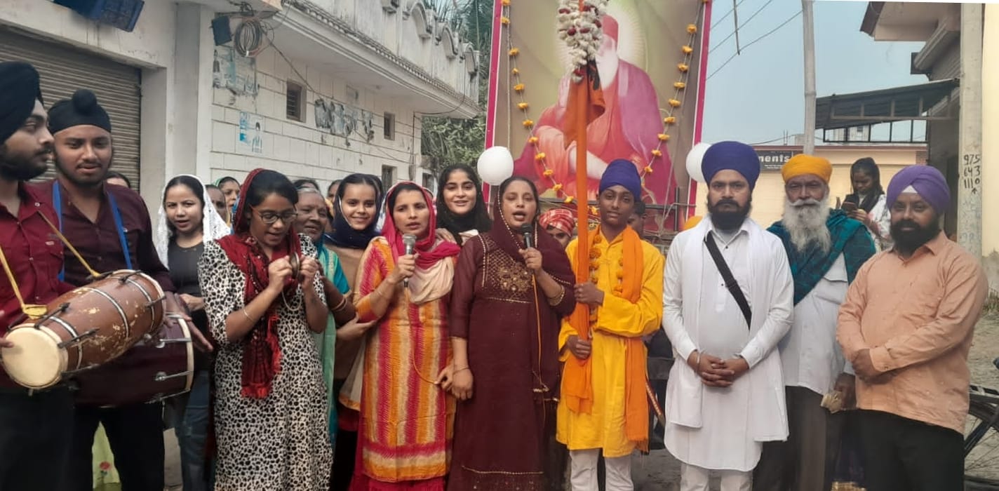 राजा का ताजपुर में गुरू नानक जयंती पर प्रभातफेरी निकालते सिख। राजा का ताजपुर में गुरू नानक जयंती पर प्रभातफेरी निकालते सिख।