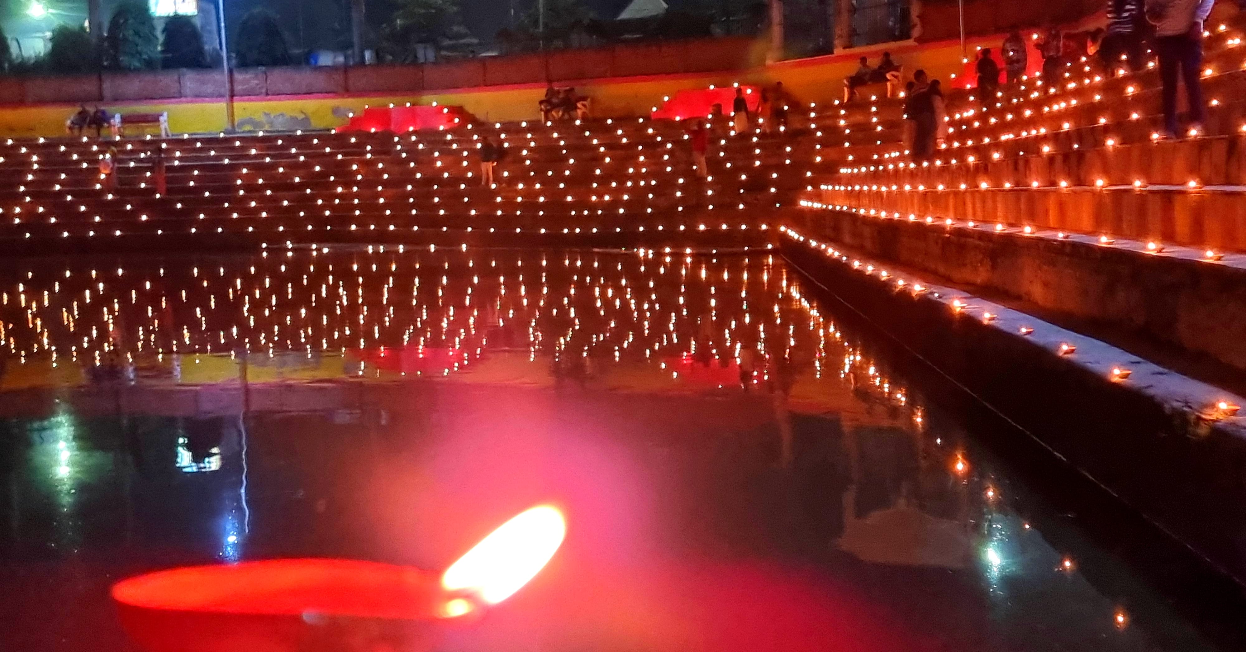 देव दीपावली पर ज्ञान सरोवर में जलते असंख्य दीप। दुर्गेश यादव देव दीपावली पर ज्ञान सरोवर में जलते असंख्य दीप। दुर्गेश यादव