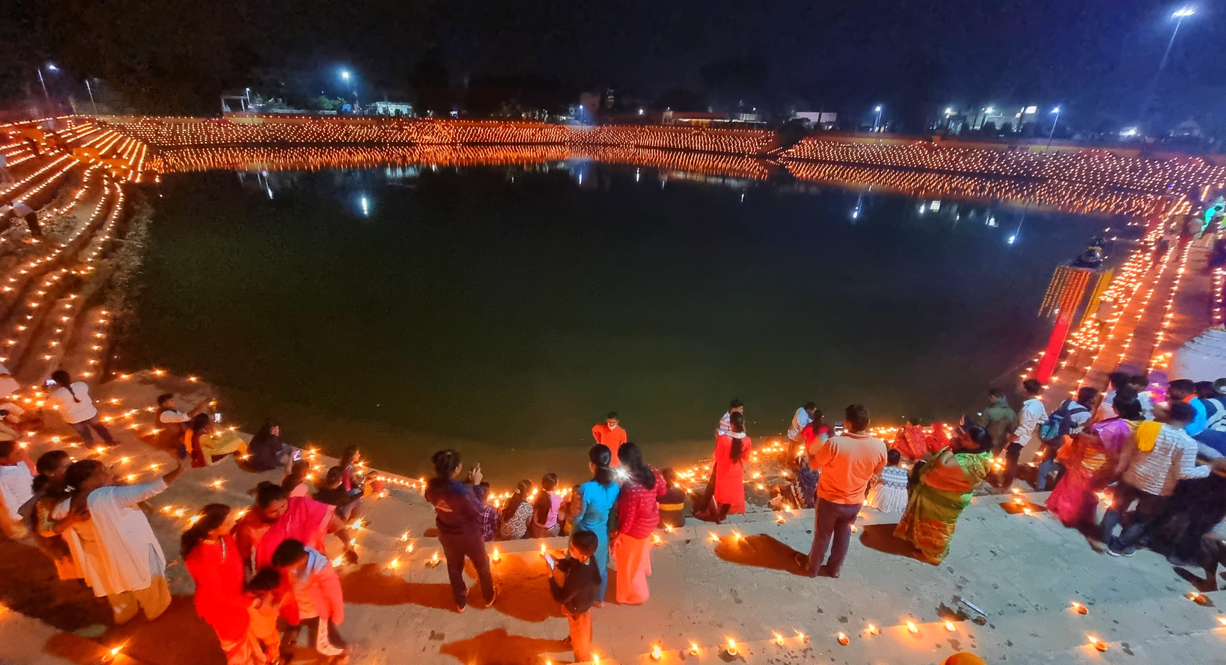देव दीपावली पर दीपों से जगमग हुआ ज्ञान सरोवर। संवाद देव दीपावली पर दीपों से जगमग हुआ ज्ञान सरोवर। संवाद