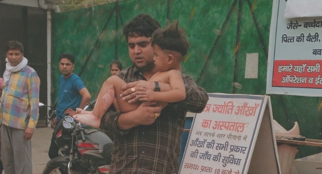 धौलाना में सड़क पर कार में लगी आग झुलासे बच्चे को उपचार के लिए अस्पताल ले जाता युवक। संवाद धौलाना में सड़क पर कार में लगी आग झुलासे बच्चे को उपचार के लिए अस्पताल ले जाता युवक। संवाद
