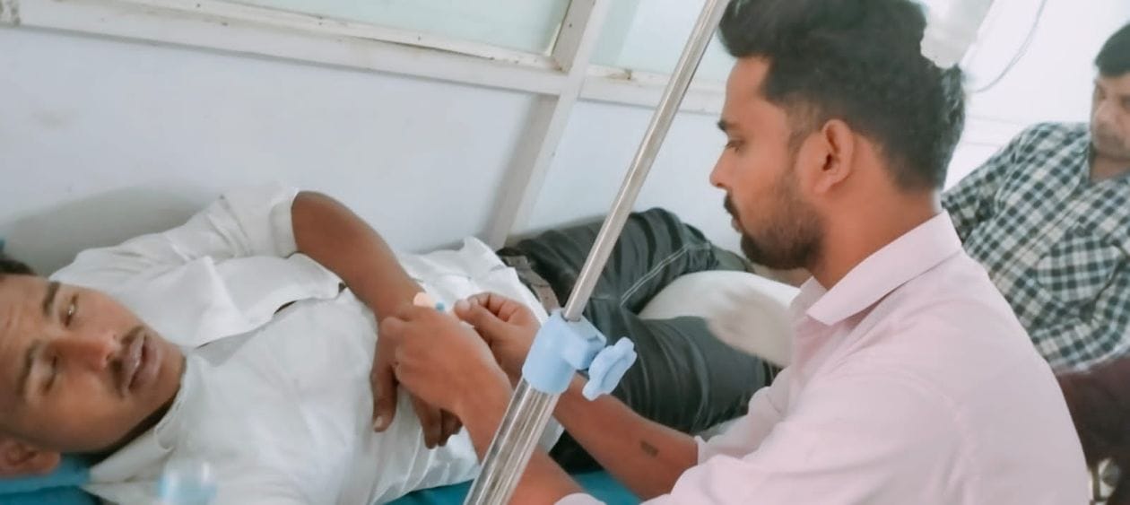धौलाना में सड़क पर कार में लगी आग झुलासा युवक। संवाद धौलाना में सड़क पर कार में लगी आग झुलासा युवक। संवाद