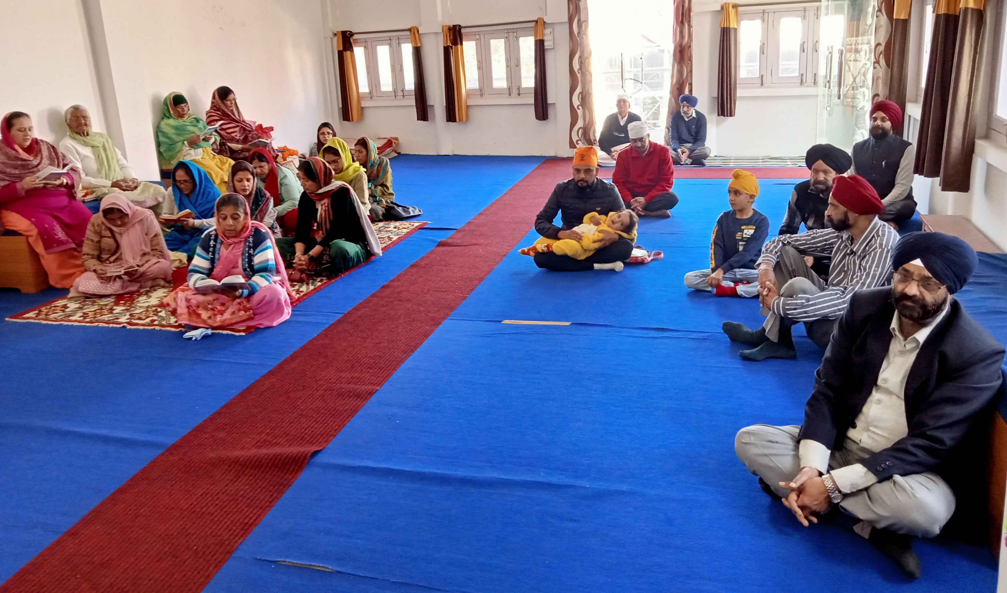 अल्मोड़ा में कार्तिक पूर्णिमा और गुरुनानक जयंती के अवसर पर सुखमनी का पाठ करते लोग।संवाद अल्मोड़ा में कार्तिक पूर्णिमा और गुरुनानक जयंती के अवसर पर सुखमनी का पाठ करते लोग।संवाद