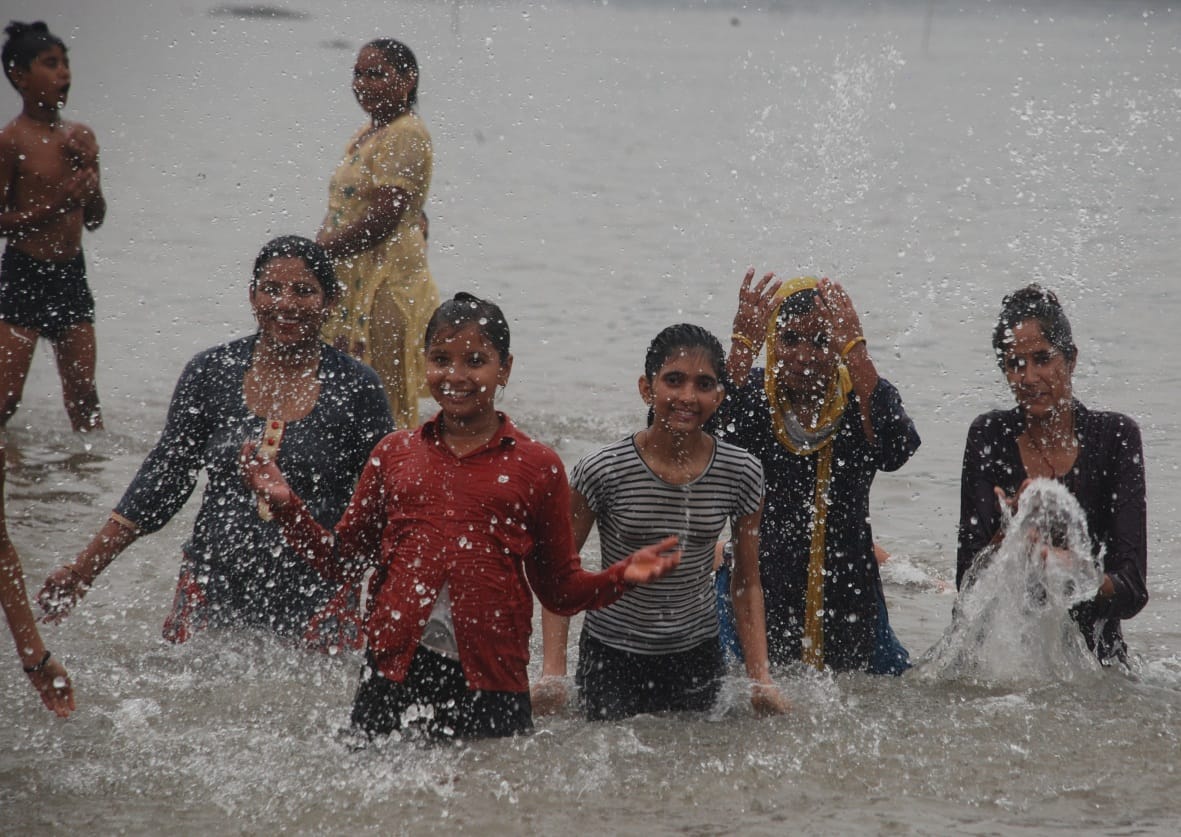 बागपत यमुना में गंगा दशहरा पर्व पर स्नान करते श्रद्घालु बागपत यमुना में गंगा दशहरा पर्व पर स्नान करते श्रद्घालु