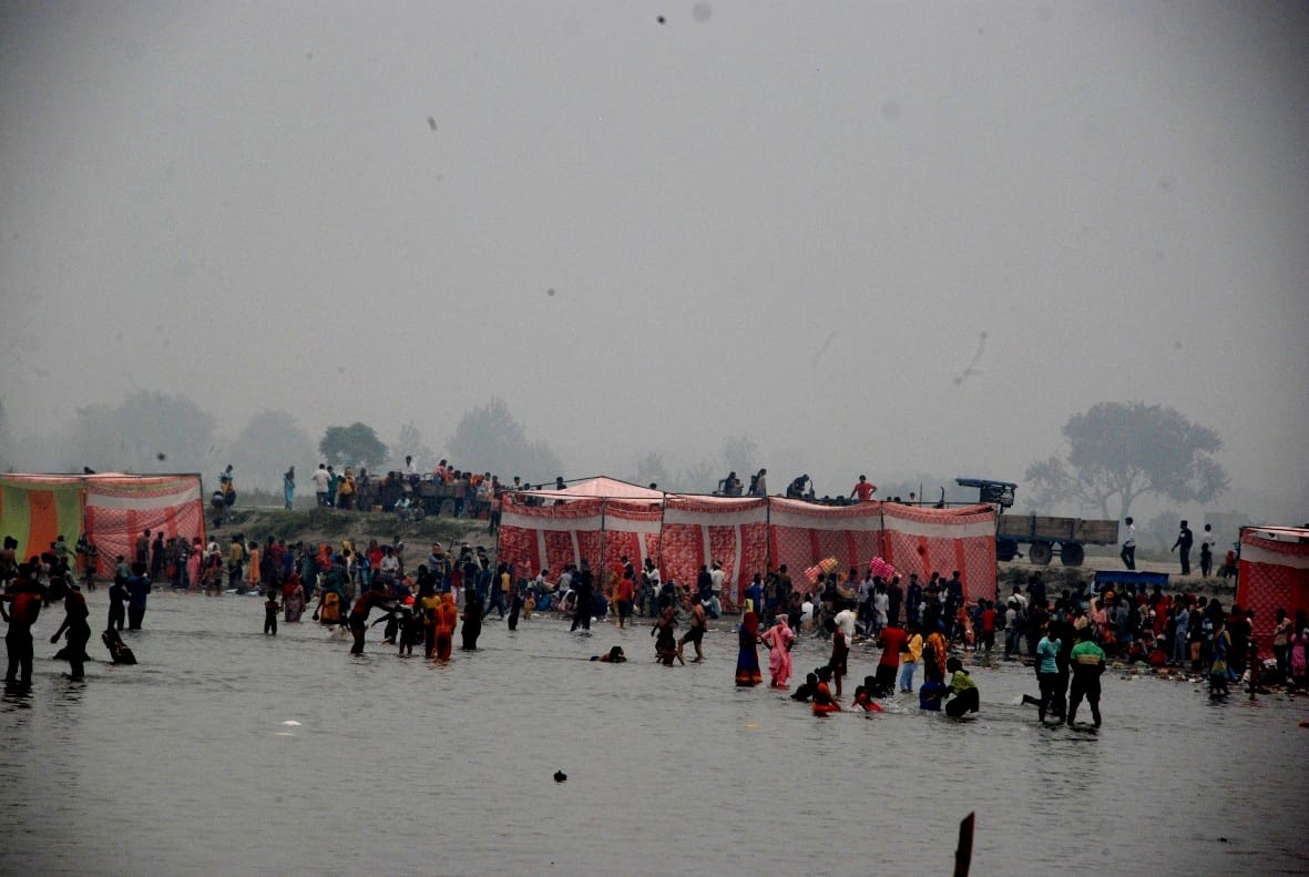 बागपत यमुना में स्नान के लिए उमड़ी श्रद्घालुओं की भीड़ बागपत यमुना में स्नान के लिए उमड़ी श्रद्घालुओं की भीड़