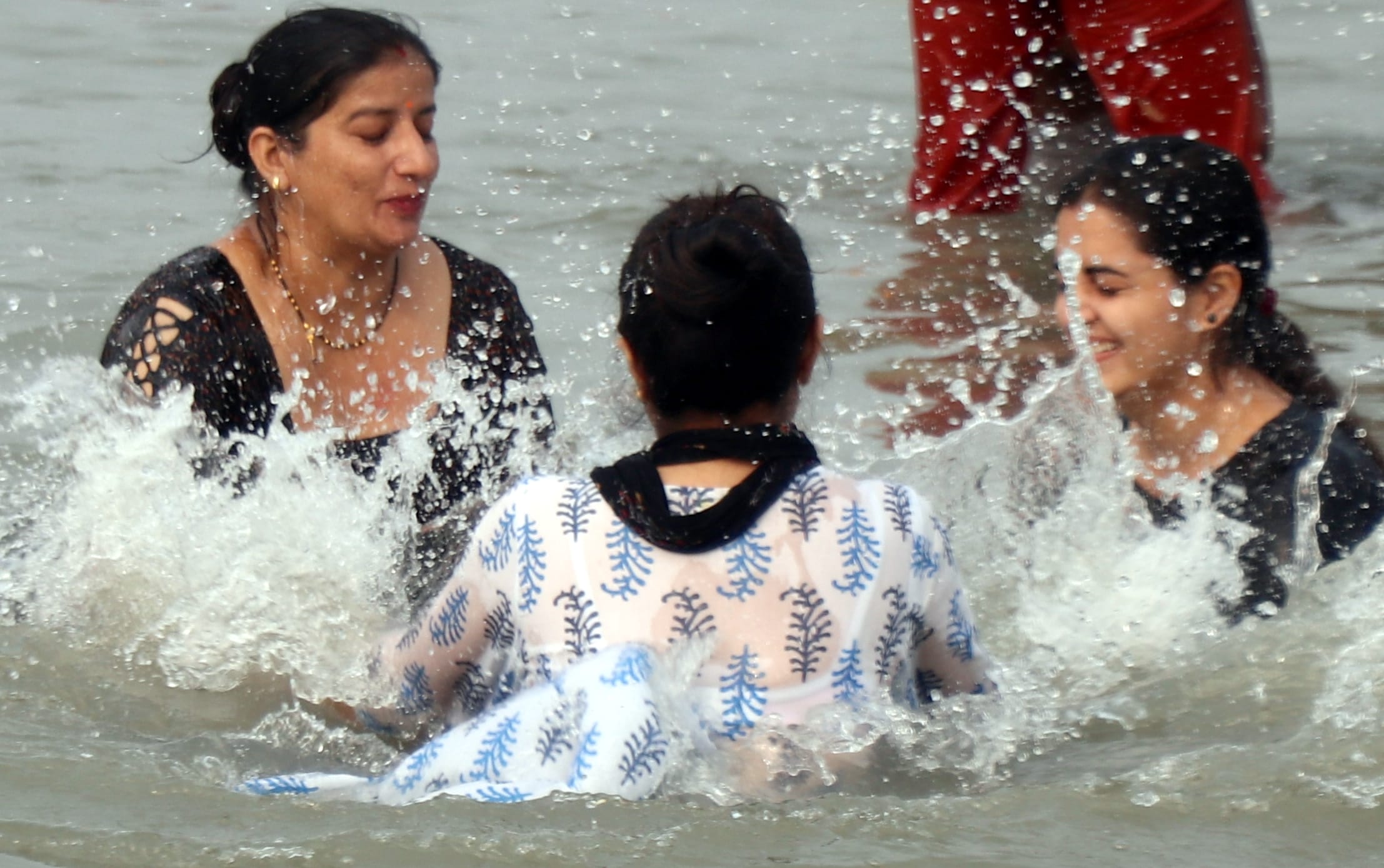 बिजनौर में विदुर कुटी के सामने गंगा स्नान मेले में गंगा में स्नान के दौरान मस्ती करती महिलाएं और ? बिजनौर में विदुर कुटी के सामने गंगा स्नान मेले में गंगा में स्नान के दौरान मस्ती करती महिलाएं और ?