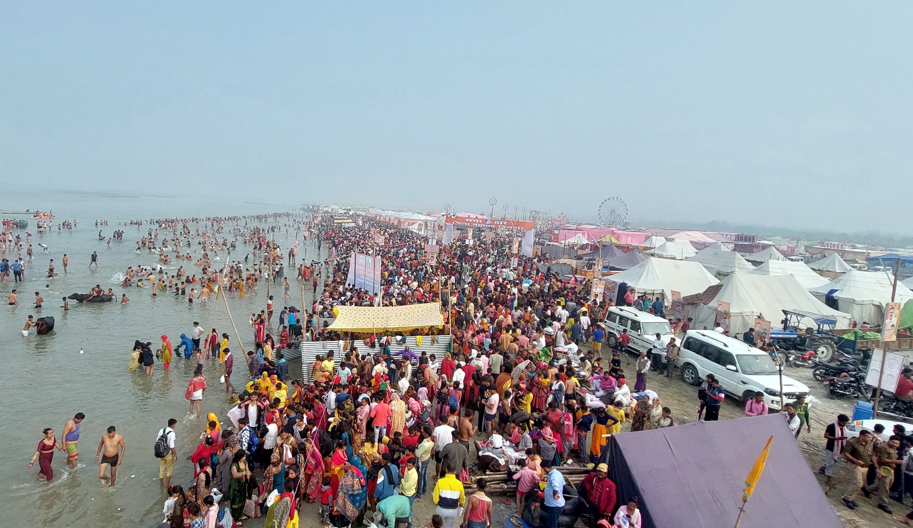 बिजनौर में विदुर कुटी के सामने गंगा स्नान मेले में गंगा में स्नान करने के लिए उमड़ी श्रृद्धालुओं बिजनौर में विदुर कुटी के सामने गंगा स्नान मेले में गंगा में स्नान करने के लिए उमड़ी श्रृद्धालुओं