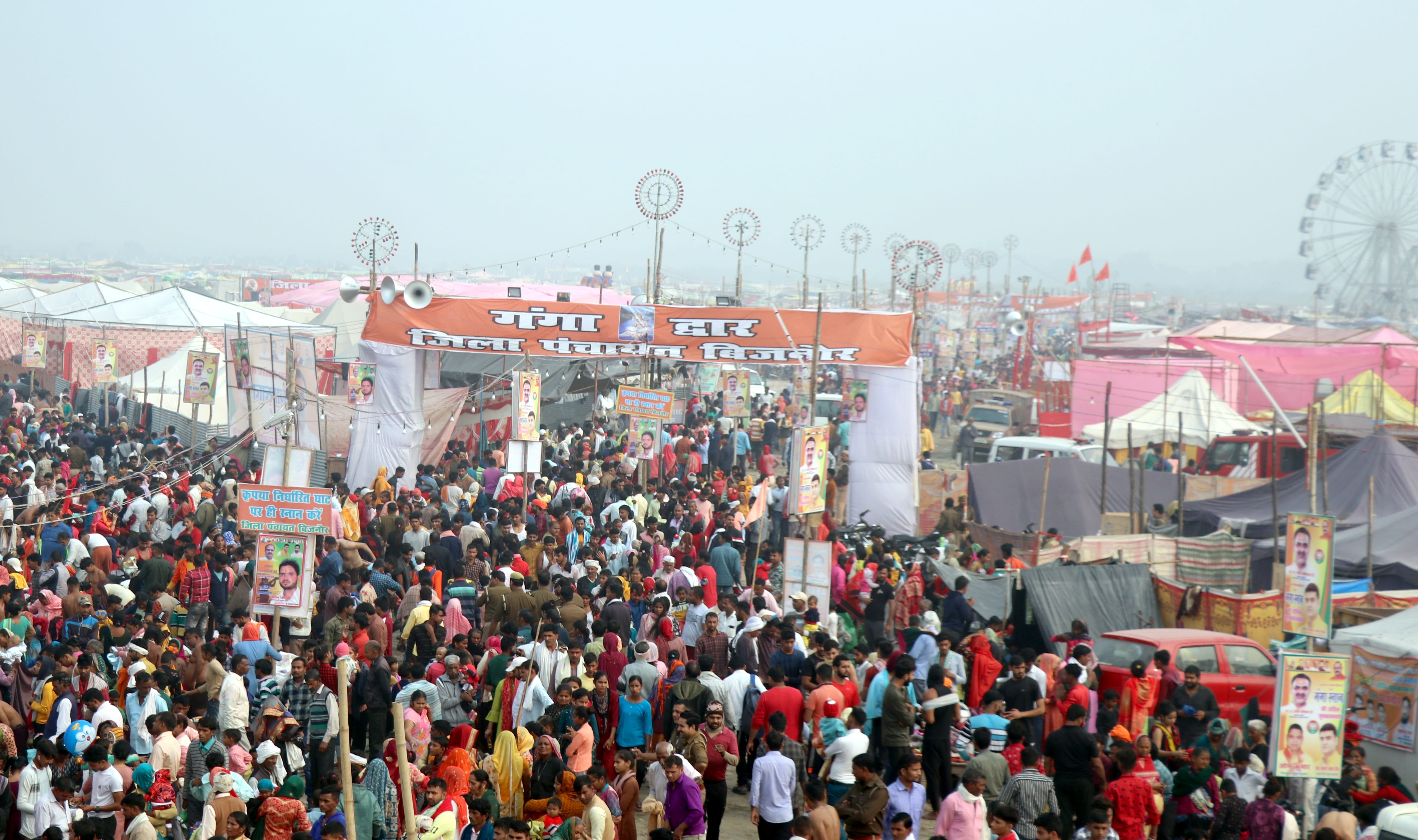 बिजनौर में विदुर कुटी के सामने गंगा स्नान मेले में उमड़ी श्रृद्धालुओं की भीड़। बिजनौर में विदुर कुटी के सामने गंगा स्नान मेले में उमड़ी श्रृद्धालुओं की भीड़।