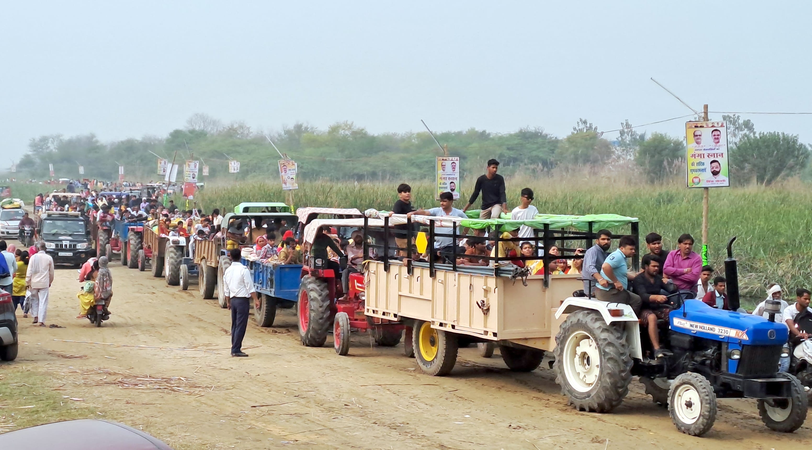 बिजनौर में विदुर कुटी के सामने गंगा स्नान मेले से वापस लौटते श्रृद्धालु। बिजनौर में विदुर कुटी के सामने गंगा स्नान मेले से वापस लौटते श्रृद्धालु।
