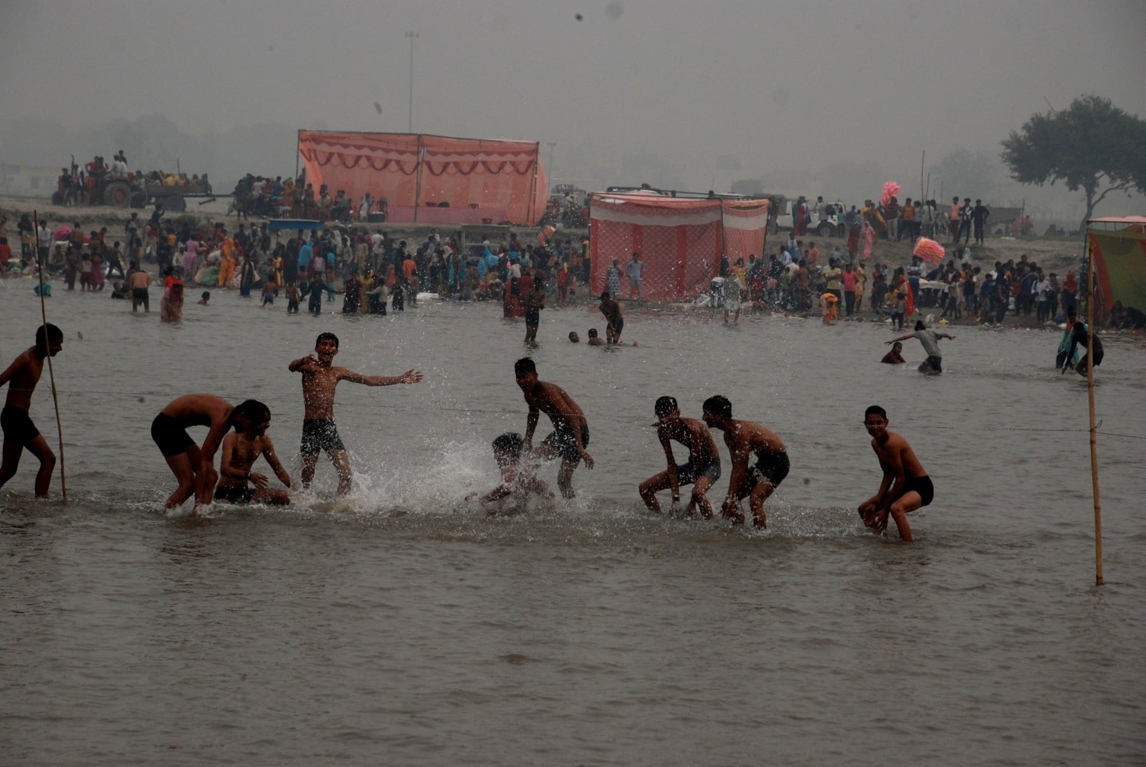 ागपत यमुना में गंगा दशहरा पर्व पर स्नान करते श्रद्घालु ागपत यमुना में गंगा दशहरा पर्व पर स्नान करते श्रद्घालु