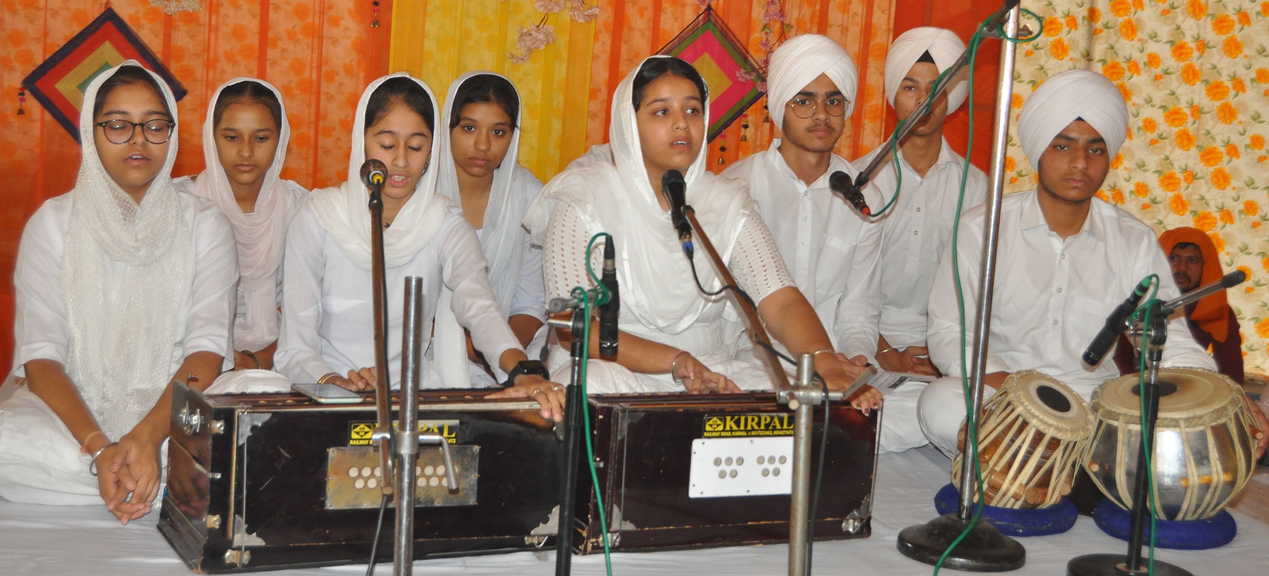 गुरुद्वारा डेरा कार सेवा में गुरु नानक जी के प्रकाश पर्व पर आयोजित कीर्तन दरबार में गुरु की महिमा गुरुद्वारा डेरा कार सेवा में गुरु नानक जी के प्रकाश पर्व पर आयोजित कीर्तन दरबार में गुरु की महिमा