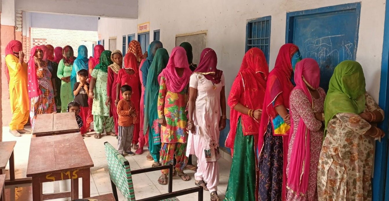 गांव धिंगतानिया के मतदान केंद्र में मतदान करने के लिए लाइन में लगी महिलाएं । संवाद गांव धिंगतानिया के मतदान केंद्र में मतदान करने के लिए लाइन में लगी महिलाएं । संवाद