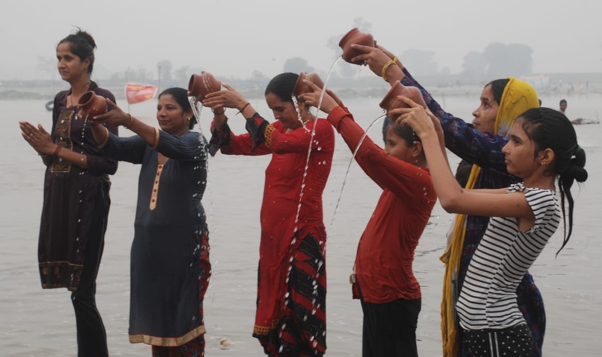 जय हो,,,बागपत यमुना में स्नान के दौरान भगवान सूर्य को जल अर्पित करते श्रद्घालु जय हो,,,बागपत यमुना में स्नान के दौरान भगवान सूर्य को जल अर्पित करते श्रद्घालु