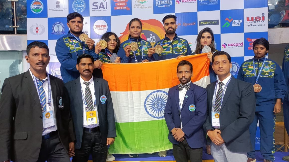 किक बॉक्सिंग प्रतियोगिता में विजयी खिलाड़ी। किक बॉक्सिंग प्रतियोगिता में विजयी खिलाड़ी।