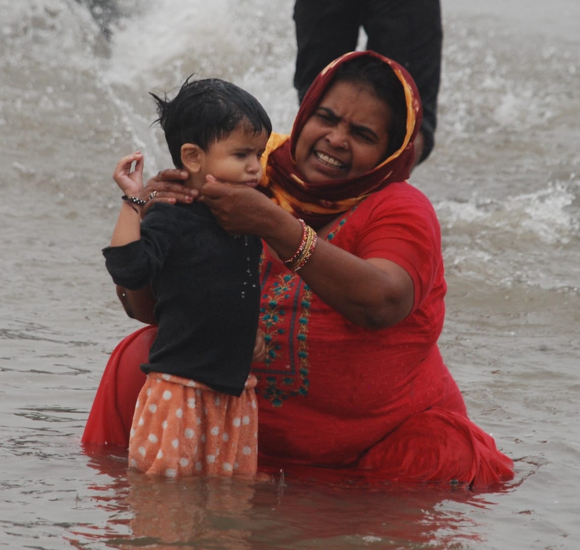 मां यमुना मेरे पोते पर कृपा बरसाए रखना:बागपत यमुना में पोते को स्नान कराती दादी मां यमुना मेरे पोते पर कृपा बरसाए रखना:बागपत यमुना में पोते को स्नान कराती दादी