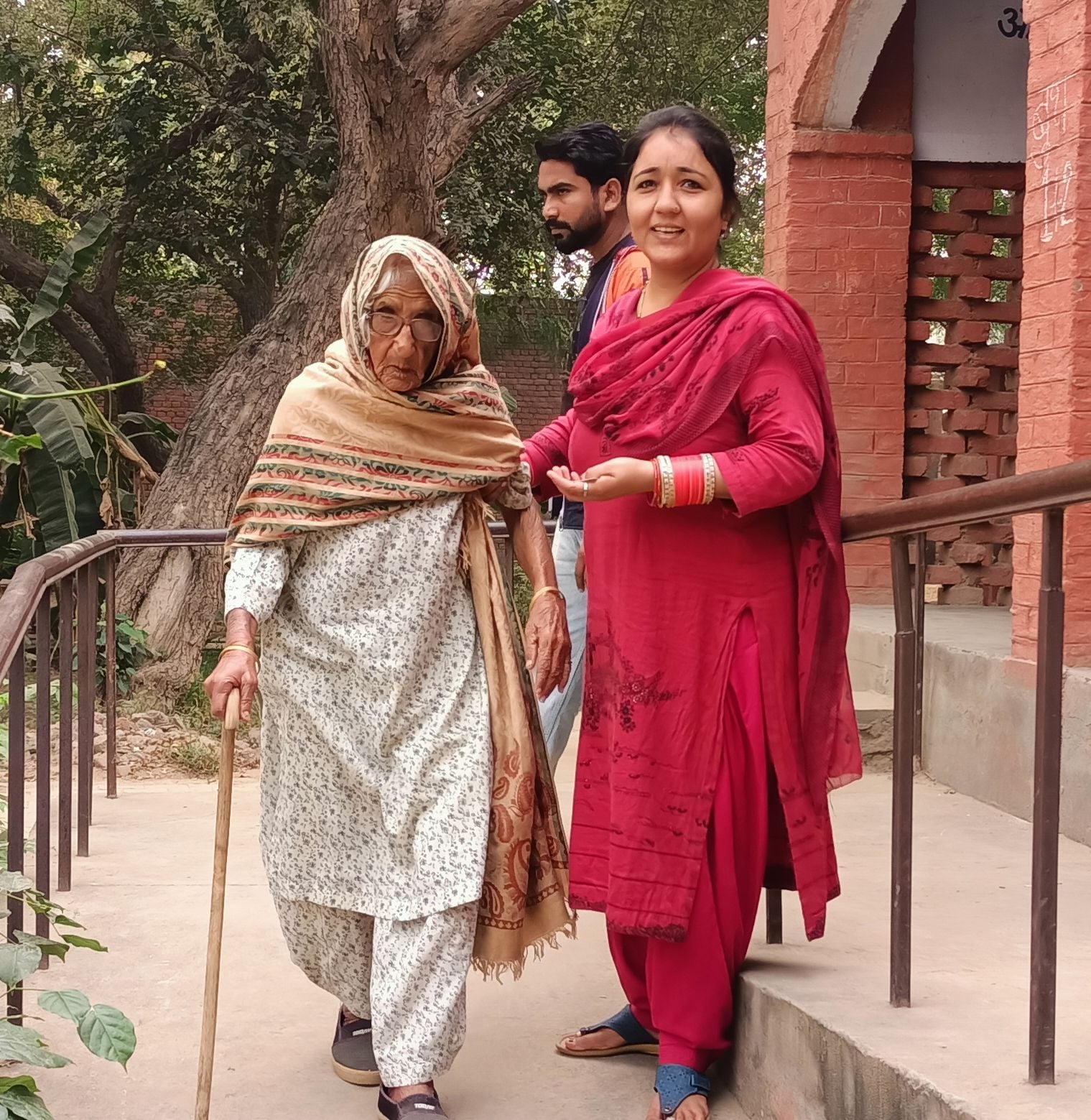 मतदान डालने के लिए मतदान केंद्र पहुंची वृद्ध जीवाबाई मतदान डालने के लिए मतदान केंद्र पहुंची वृद्ध जीवाबाई
